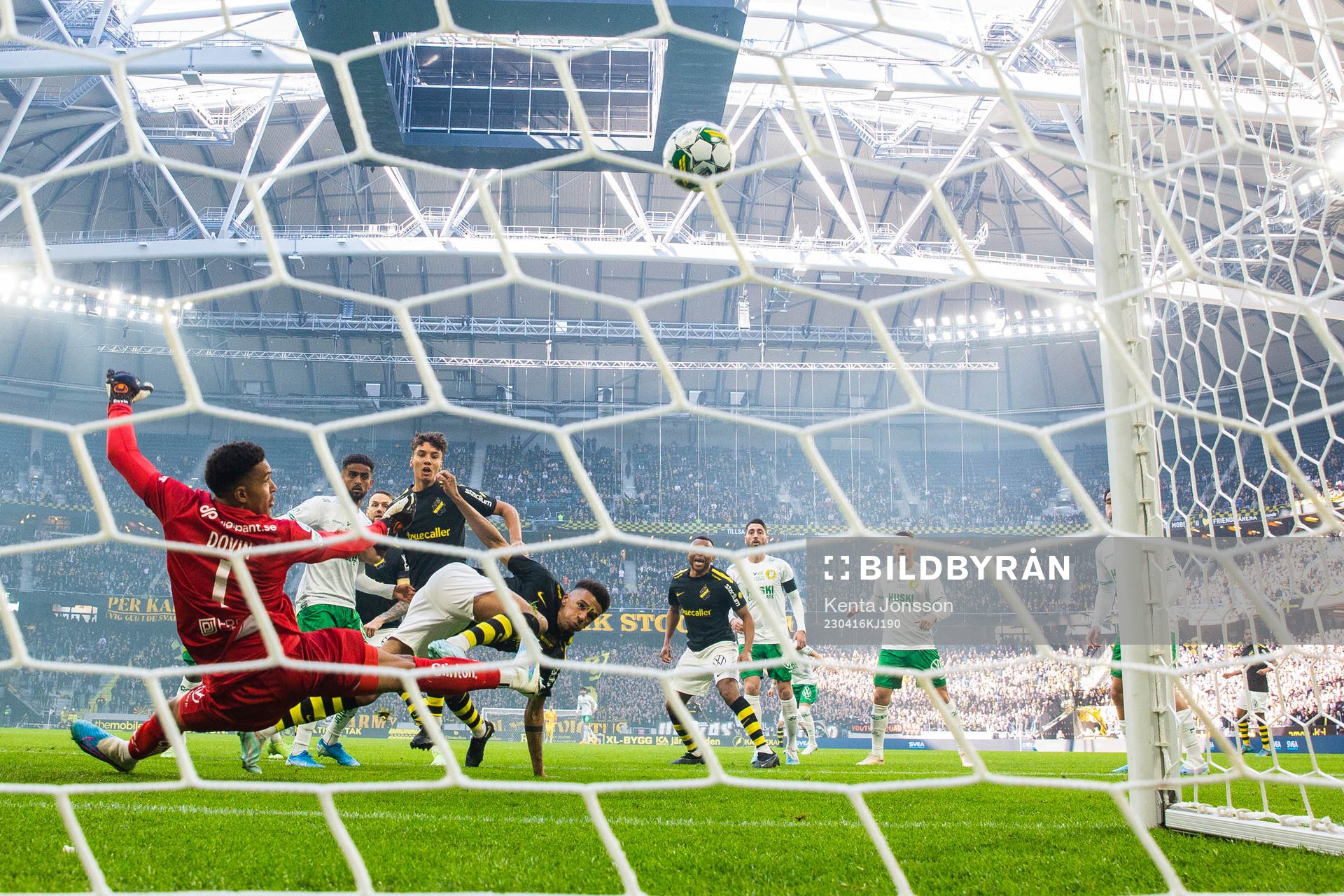 s Rui Modesto med ett avslut i ribban bakom Hammarbys