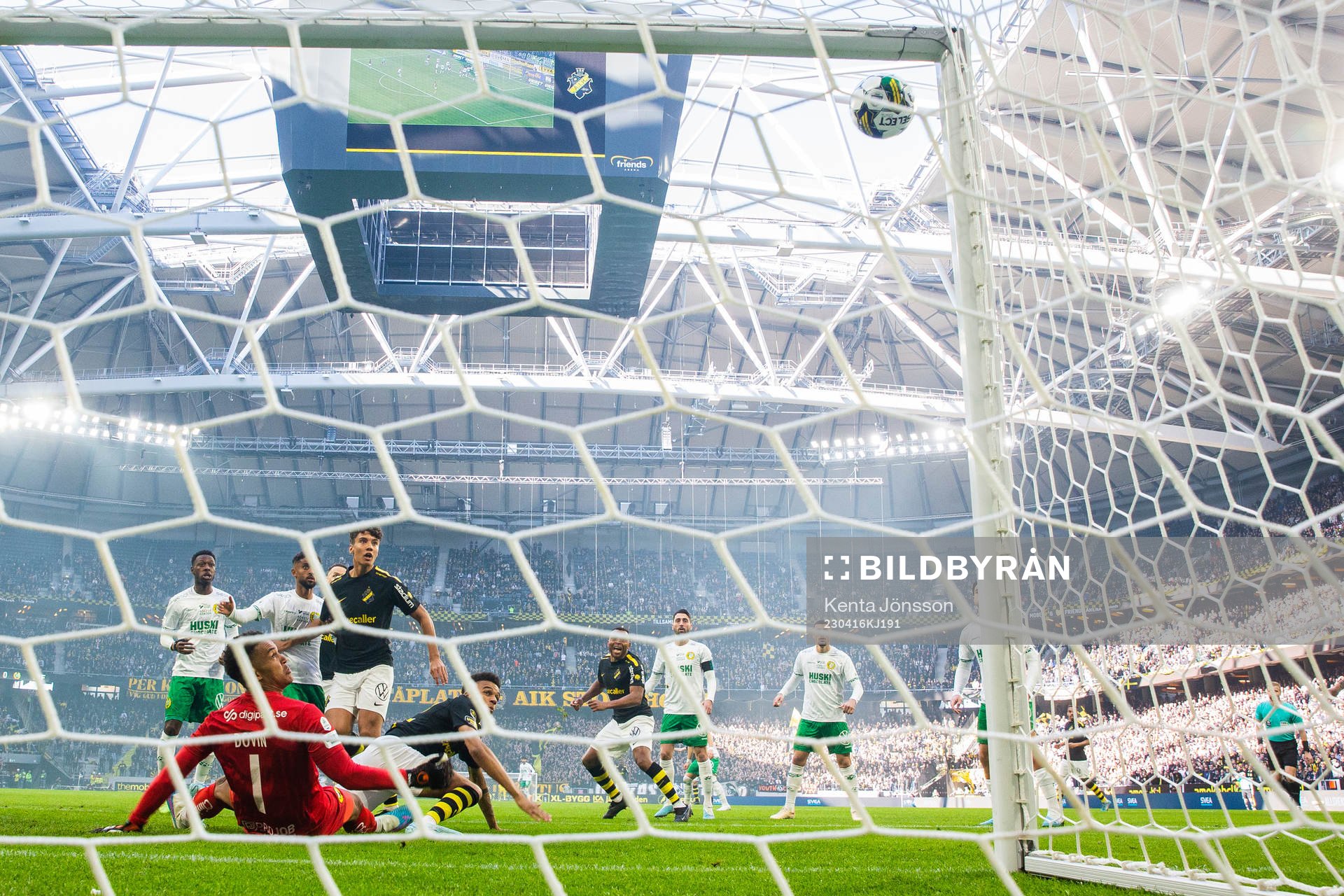 s Rui Modesto med ett avslut i ribban bakom Hammarbys