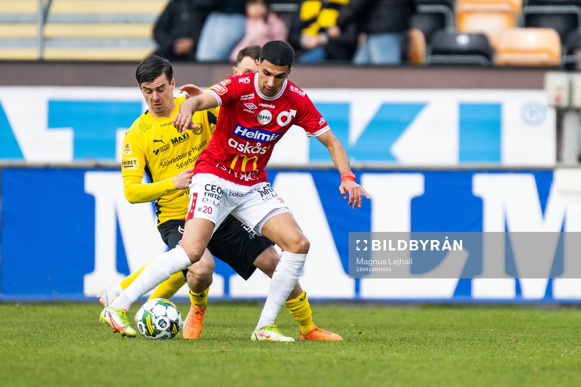 Degerfors Elyas Bouzaiene och Mjällbys Jesper Gustavsson