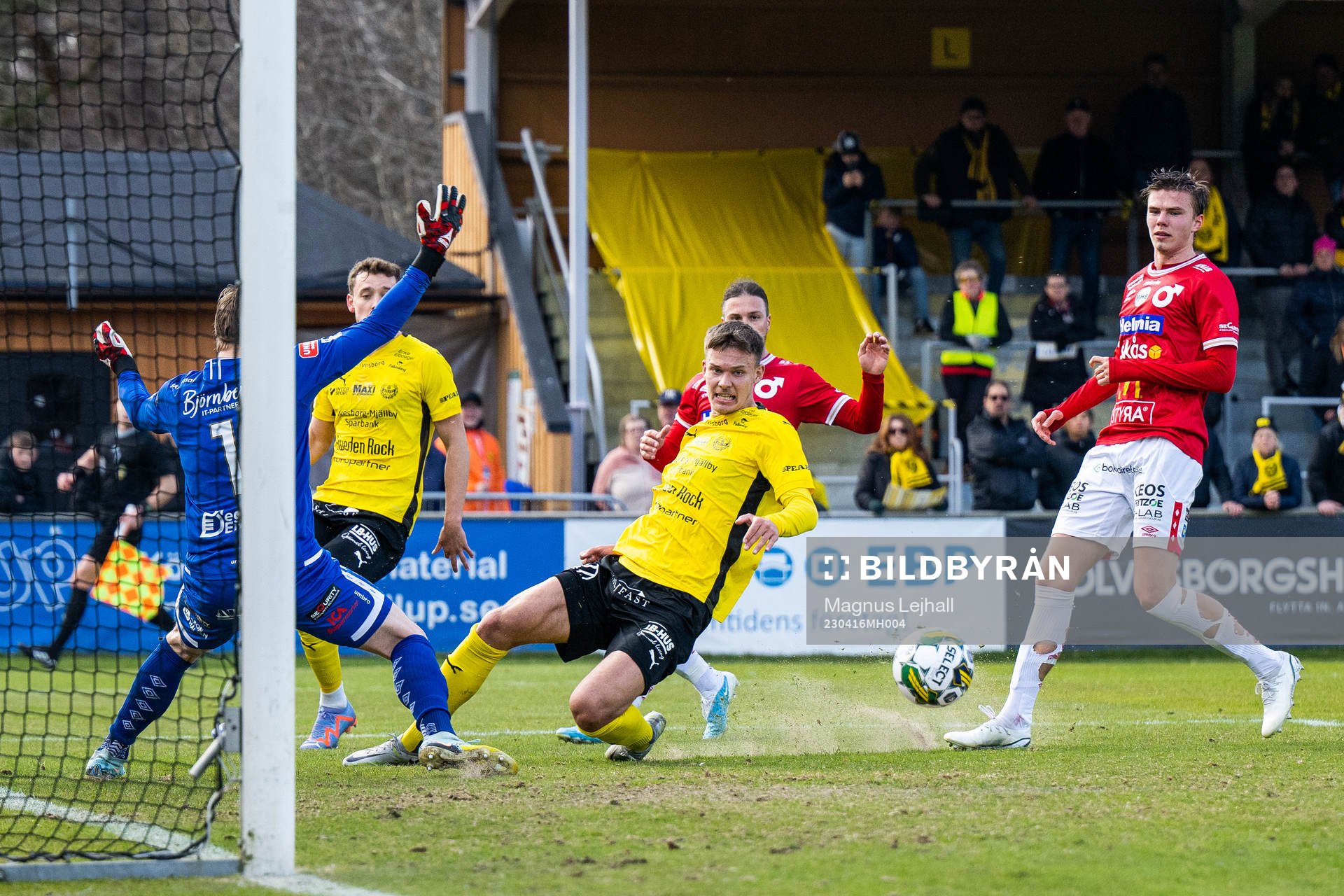 Mjällbys Arvid Brorsson och Degerfors målvakt Sondre