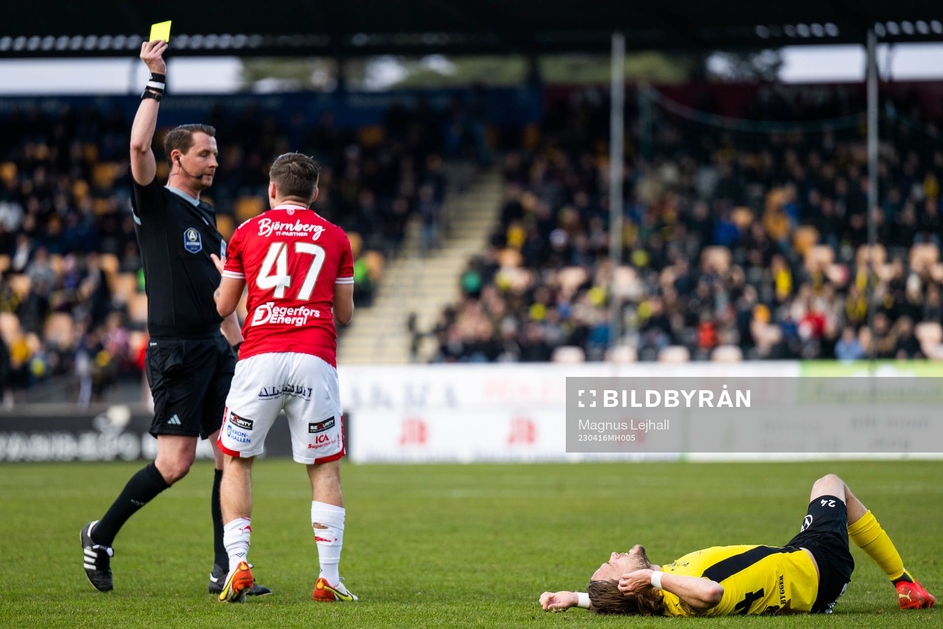 Domare Andreas Ekberg varnar Damjan Pavlovic bredvid