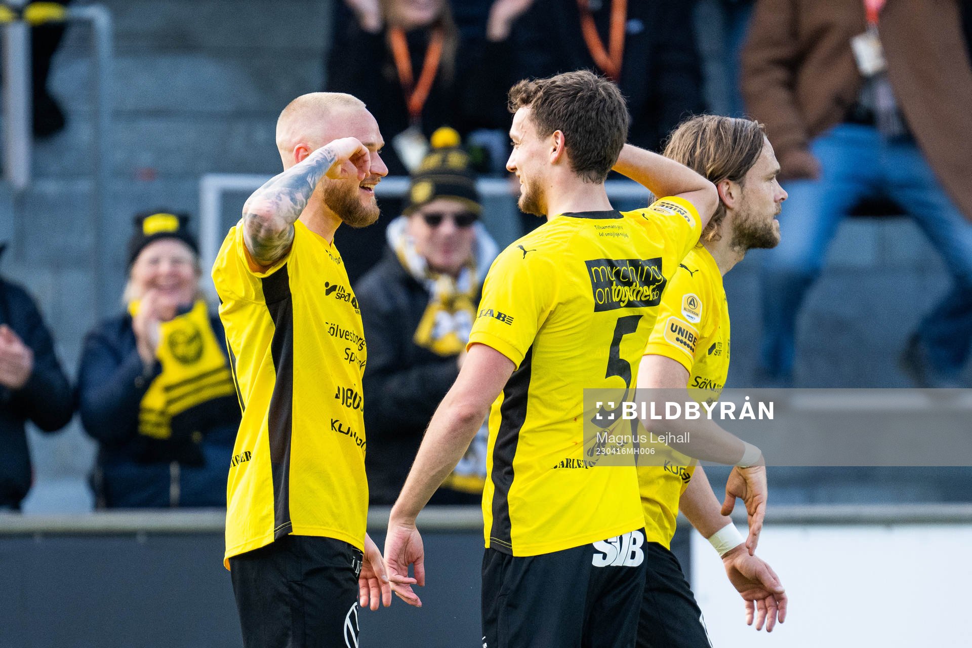 Mjällbys Adam Ståhl och Colin Rösler jublar