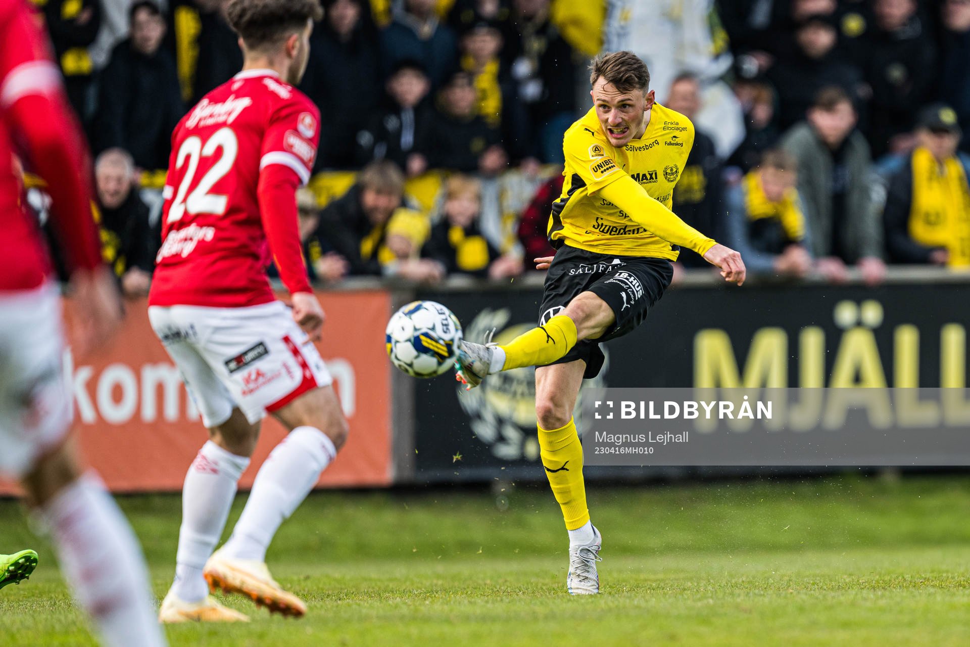 Mjällbys Noah Persson och Degerfors Justin Salmon