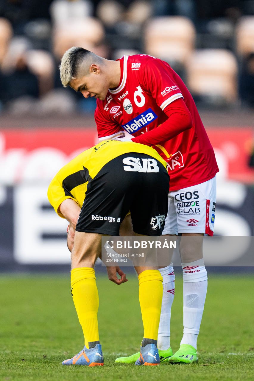 Mjällbys Viktor Gustafson har ont och ses om av Degerfors Diego De Jesus Campos Ballestero under fotbollsmatchen i Allsvenskan mellan Mjällby och Degerfors den 16 april 2023 i Hällevik.