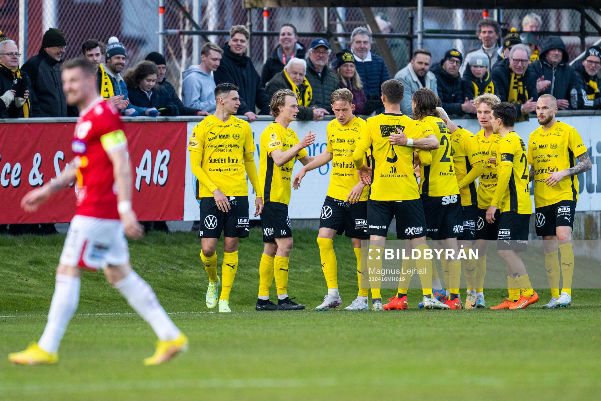 Mjällbys Alexander Johansson jublar med lagkamrater efter att han gjort 2-0 under fotbollsmatchen i Allsvenskan mellan Mjällby och Degerfors den 16 april 2023 i Hällevik.