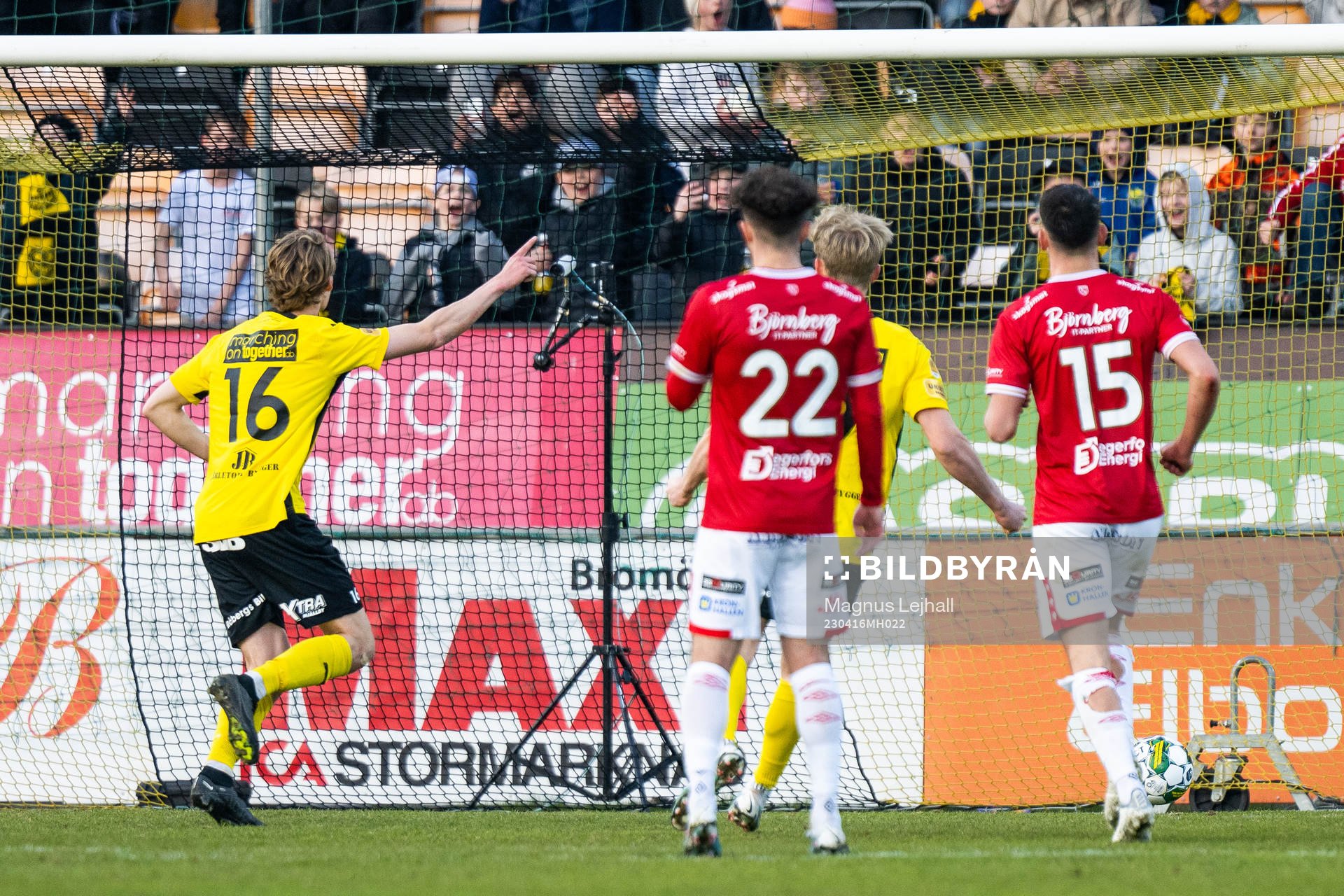Mjällbys Alexander Johansson jublar