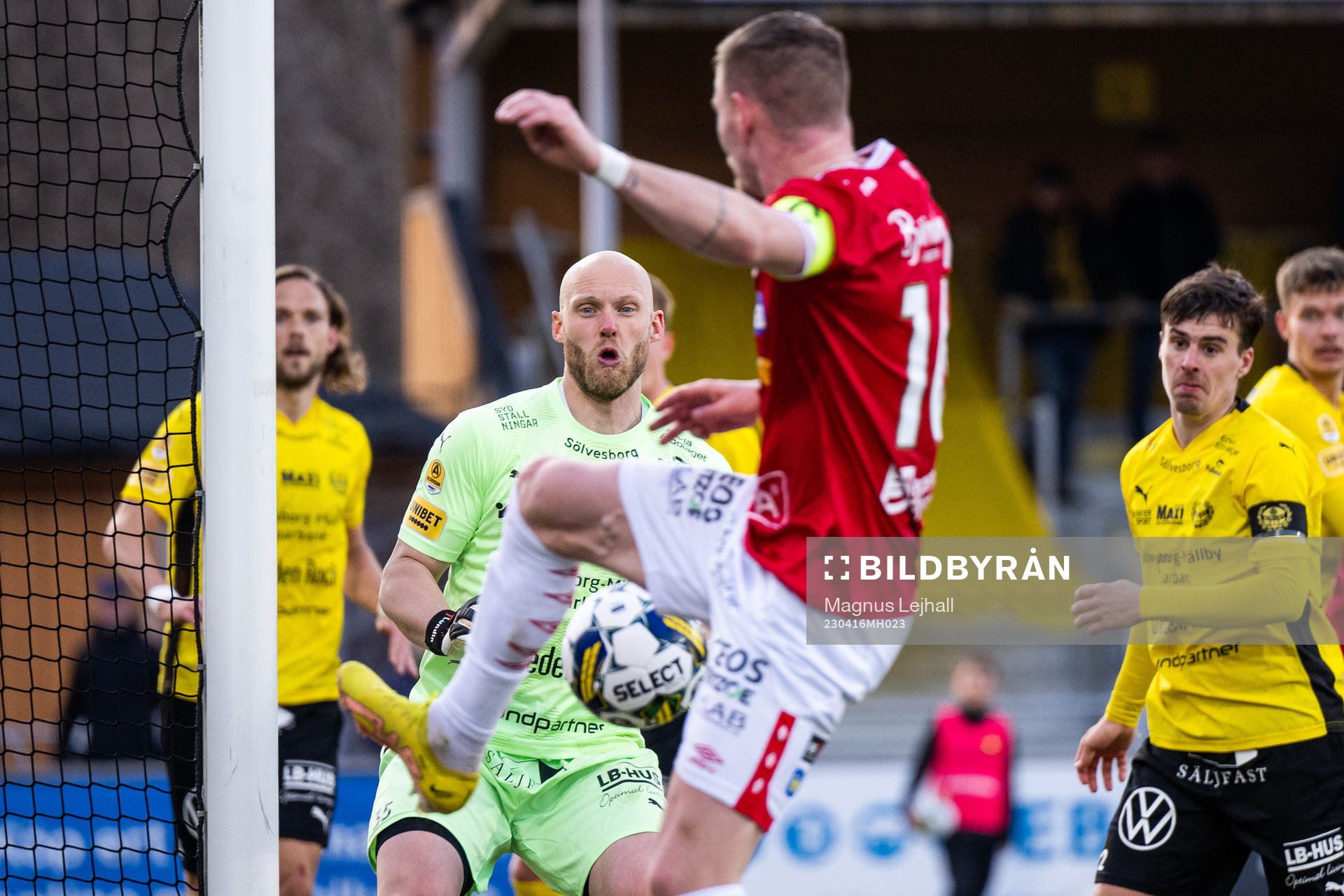Degerfors Rasmus Örqvist och Mjällbys målvakt Alexander