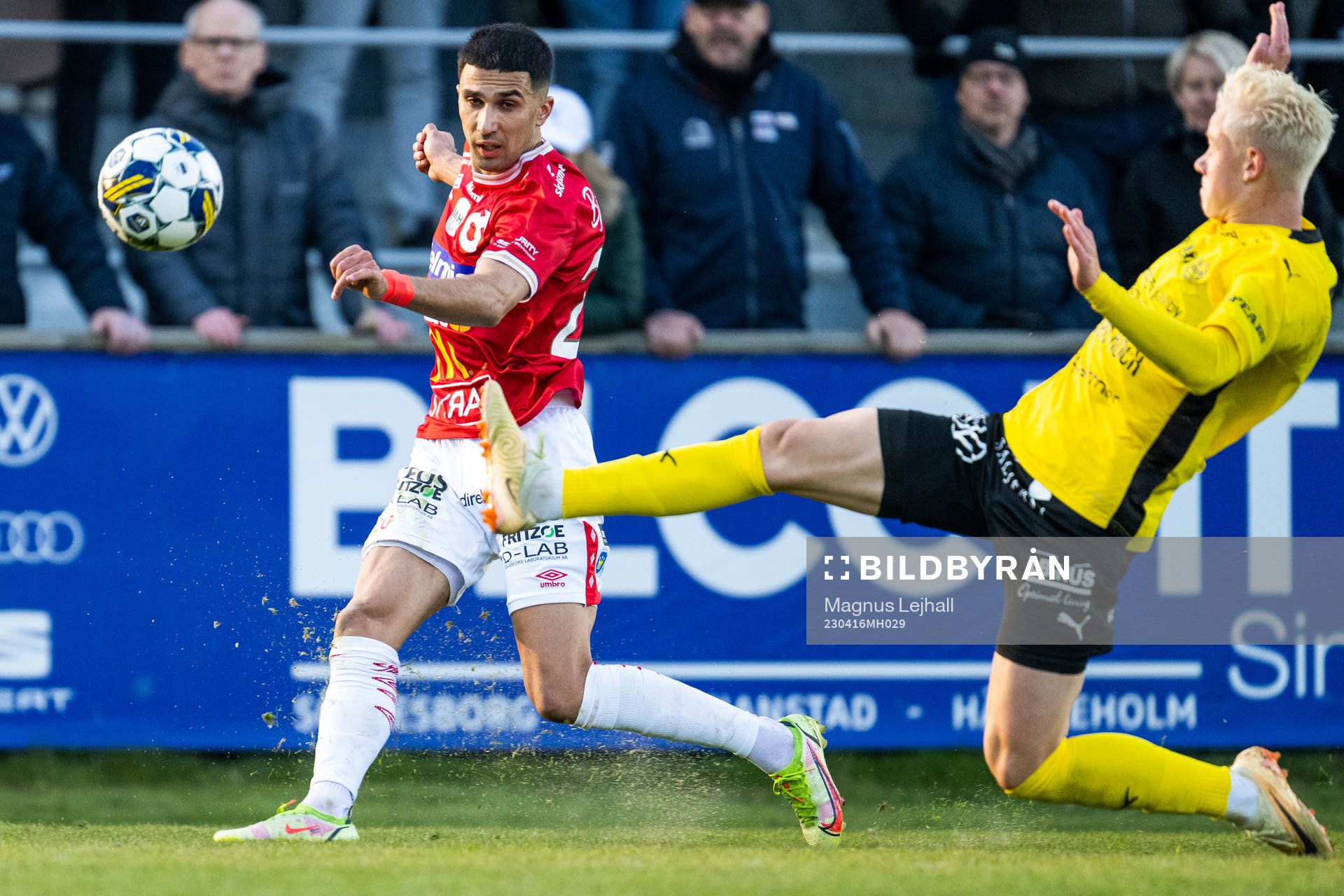 Degerfors Elyas Bouzaiene och Mjällbys Otto Rosengren