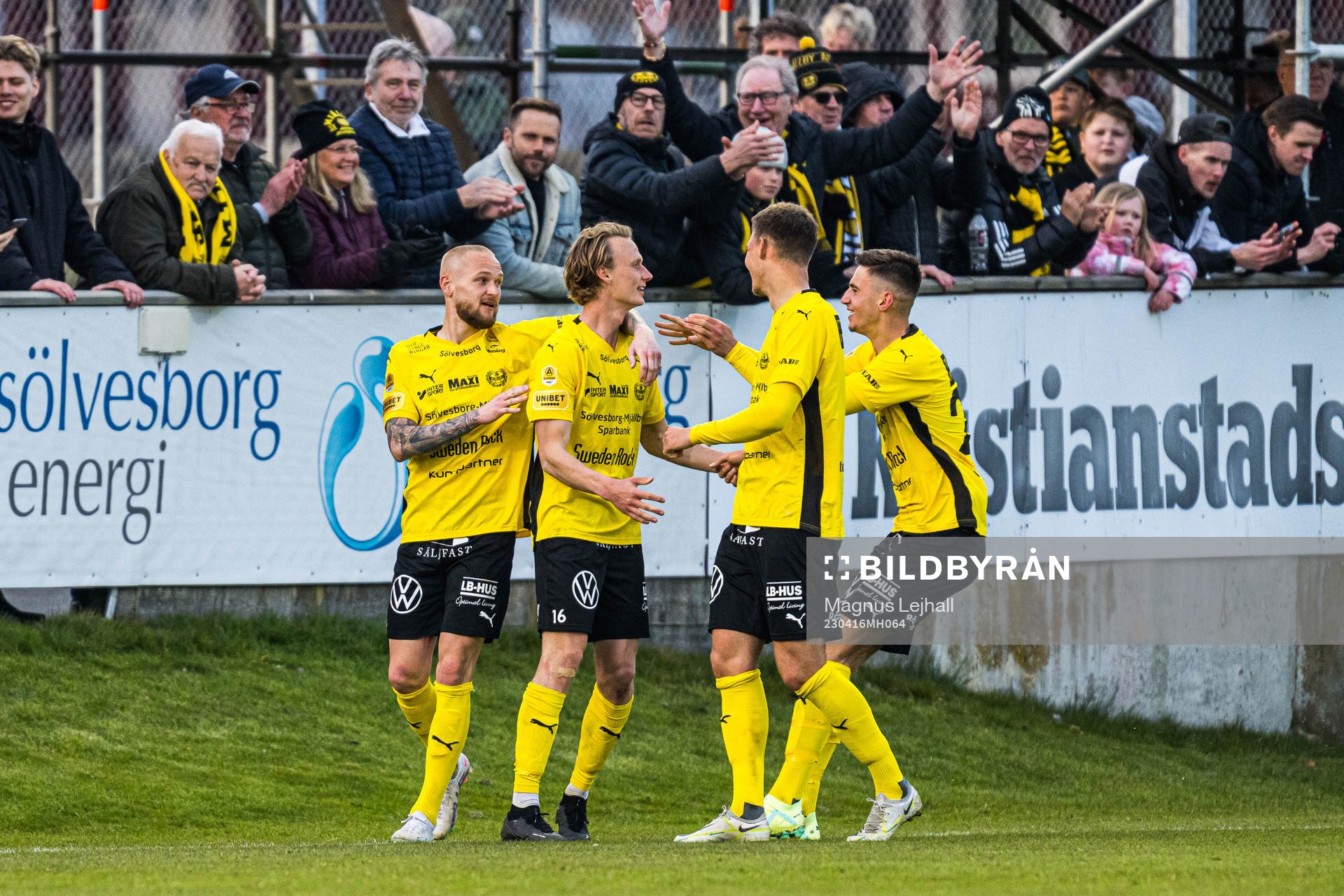Mjällbys Alexander Johansson jublar med lagkamrater efter 2-0 under fotbollsmatchen i Allsvenskan mellan Mjällby och Degerfors den 16 april 2023 i Hällevik.