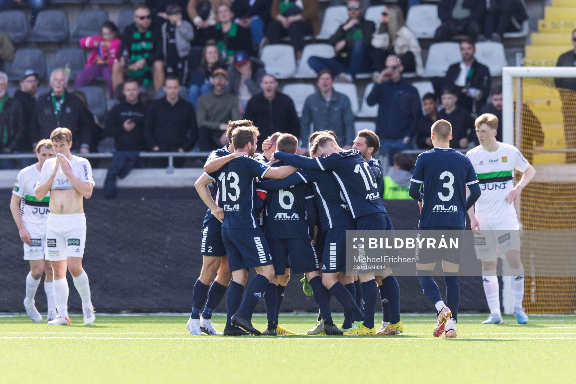 Utsiktens Erik Westermark jublar med lagkamrater