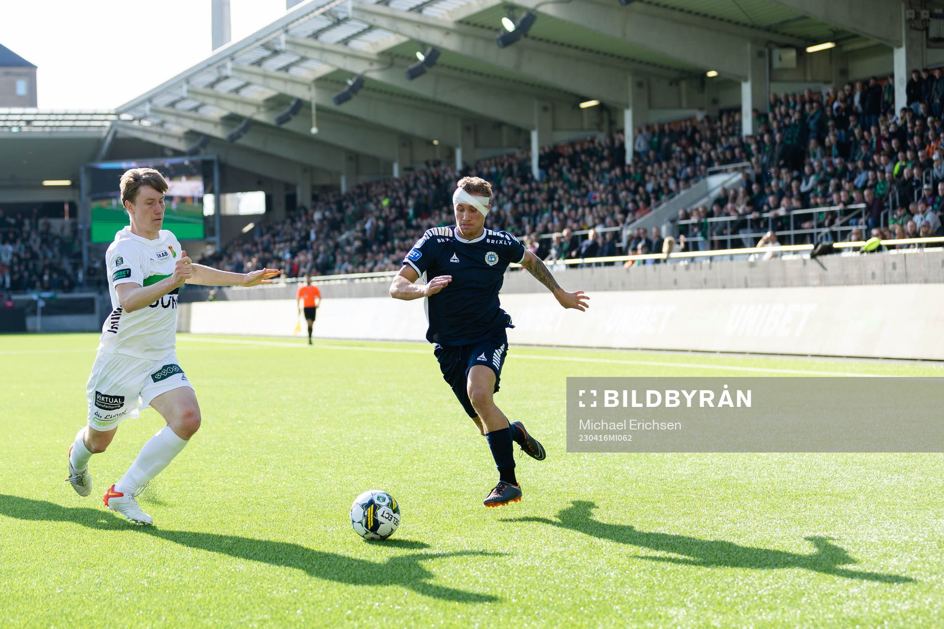 GAIS Robin Frej och Utsiktens Karl Landsten under fotbollsmatchen i Superettan mellan Utsikten och GAIS den 16 april 2023 i Göteborg. 