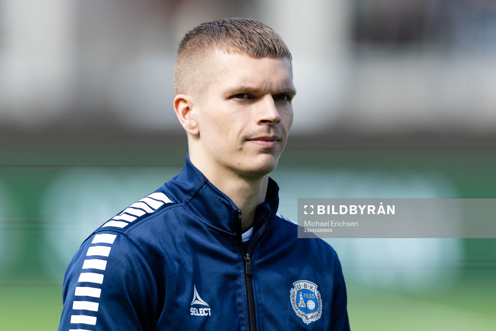 Utsiktens Lucas Hedlund på line up innan fotbollsmatchen i