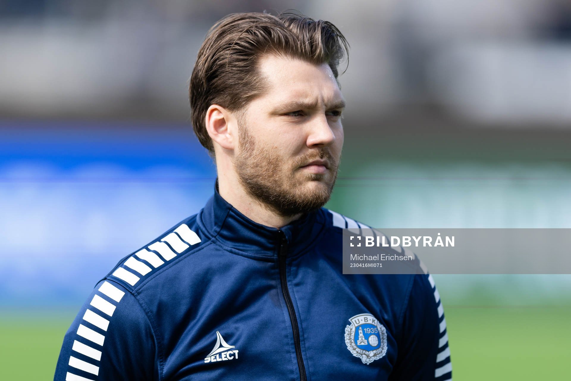 Utsiktens Karl Bohm på line up innan fotbollsmatchen i