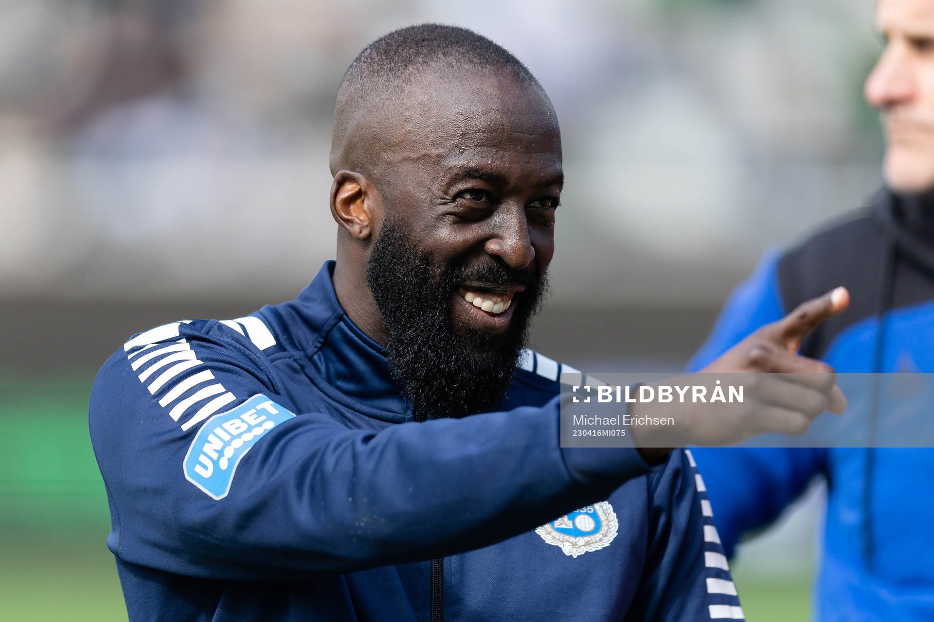 Utsiktens Ronald Mukiibi på line up innan fotbollsmatchen