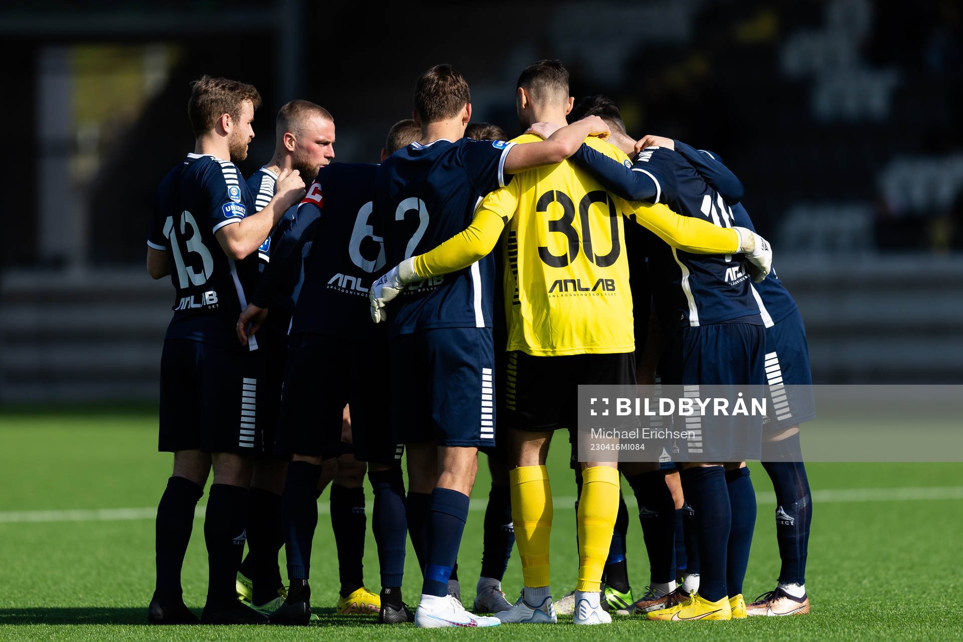 Utsiktens spelare samlade innan andra halvleken av fotbollsmatchen i Superettan mellan Utsikten och GAIS den 16 april 2023 i Göteborg. 