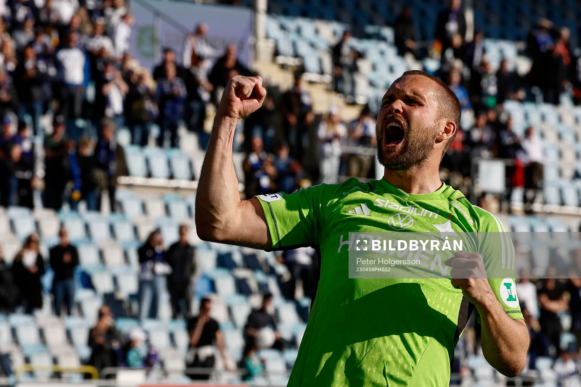 IFK Norrköpings målvakt Oscar Jansson jublar