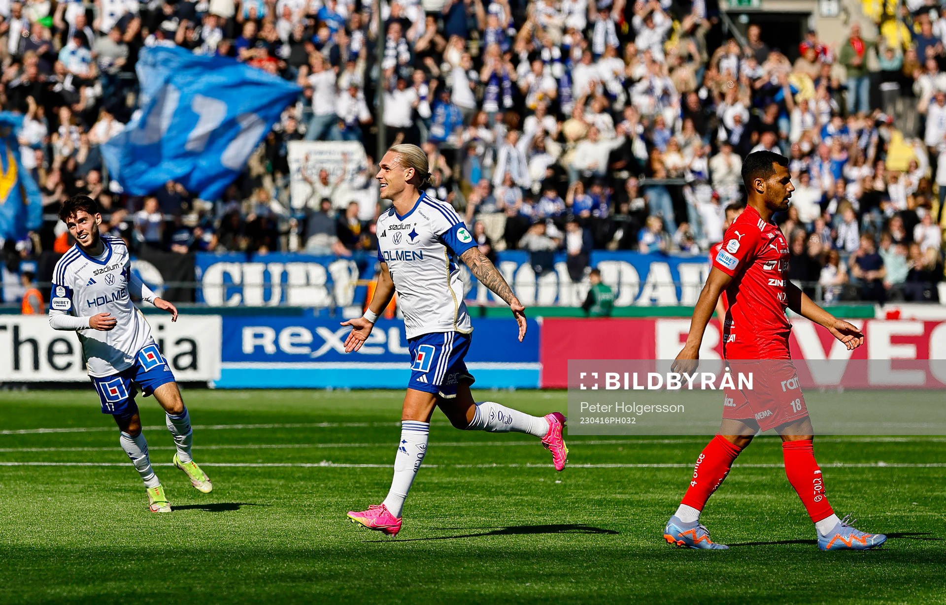 IFK Norrköpings Arnor Sigurdsson jublar medan Värnamos