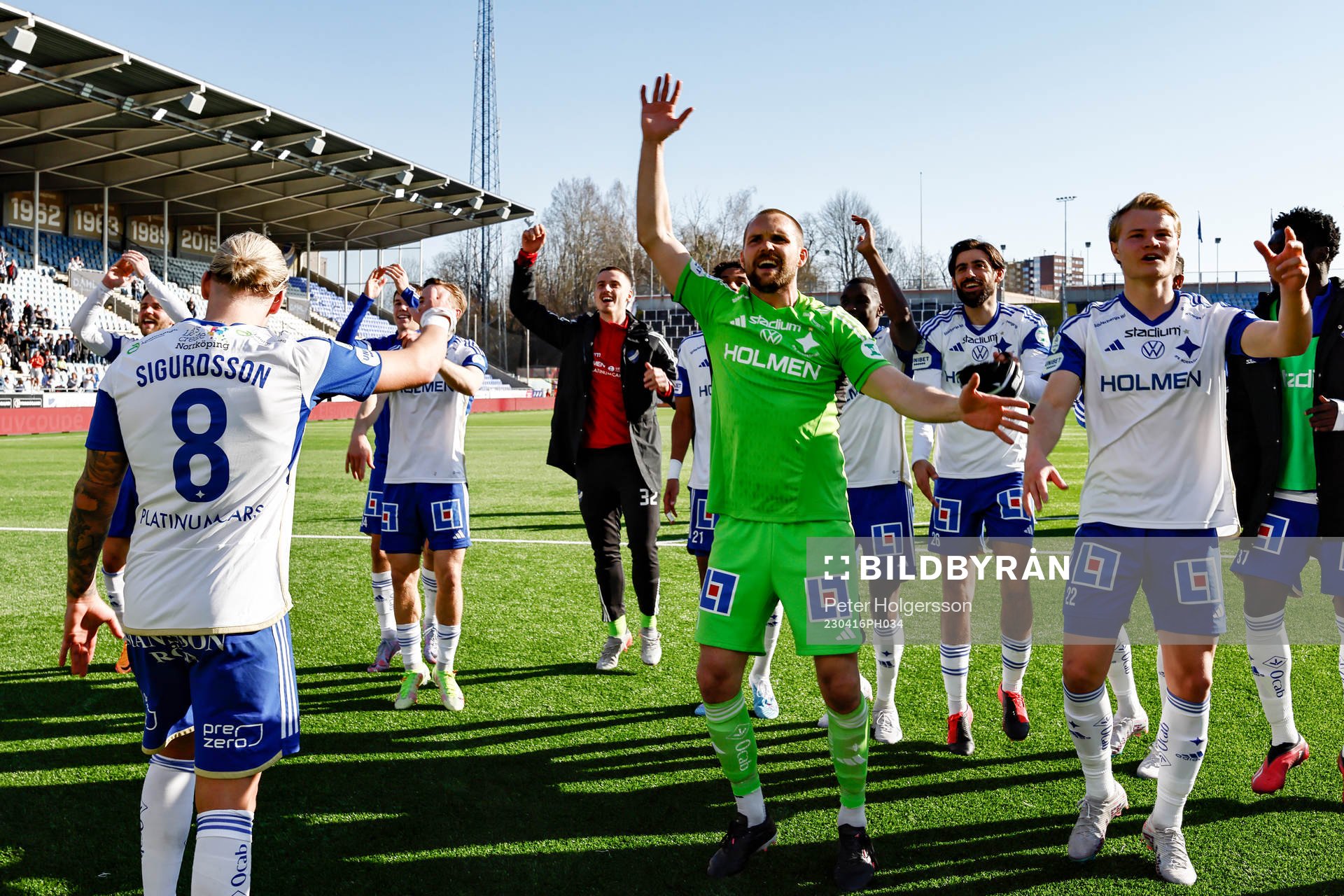 IFK Norrköpings målvakt Oscar Jansson och Andri Lucas Gudjohnsen jublar under fotbollsmatchen i Allsvenskan mellan IFK Norrköping och Värnamo den 16 april 2023 i Norrköping.