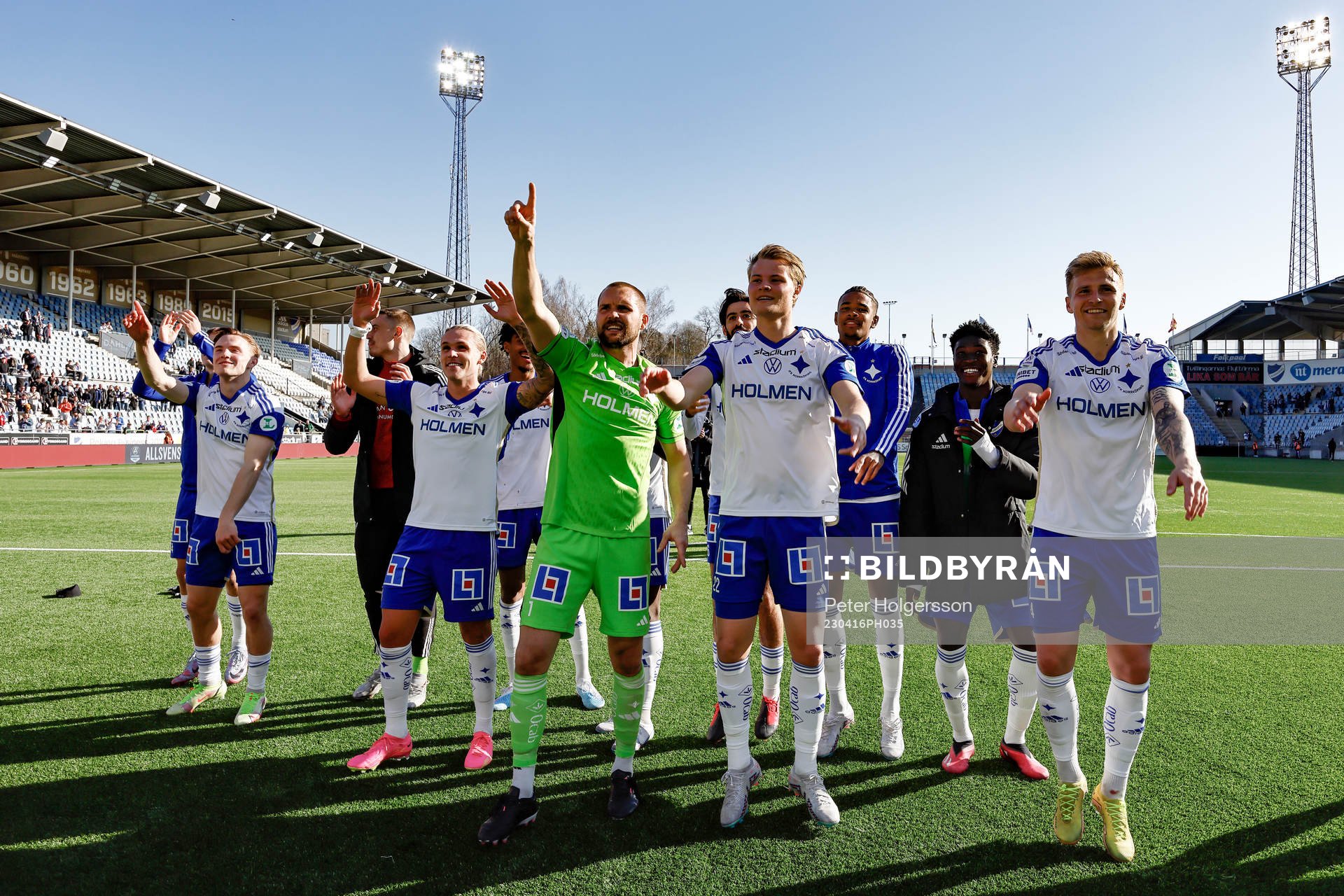 IFK Norrköpings Jacob Ortmark, Arnor Sigurdsson, målvakt Oscar Jansson, Andri Lucas Gudjohnsen och Marco Lund Nielsen jublar under fotbollsmatchen i Allsvenskan mellan IFK Norrköping och Värnamo den 16 april 2023 i Norrköping.