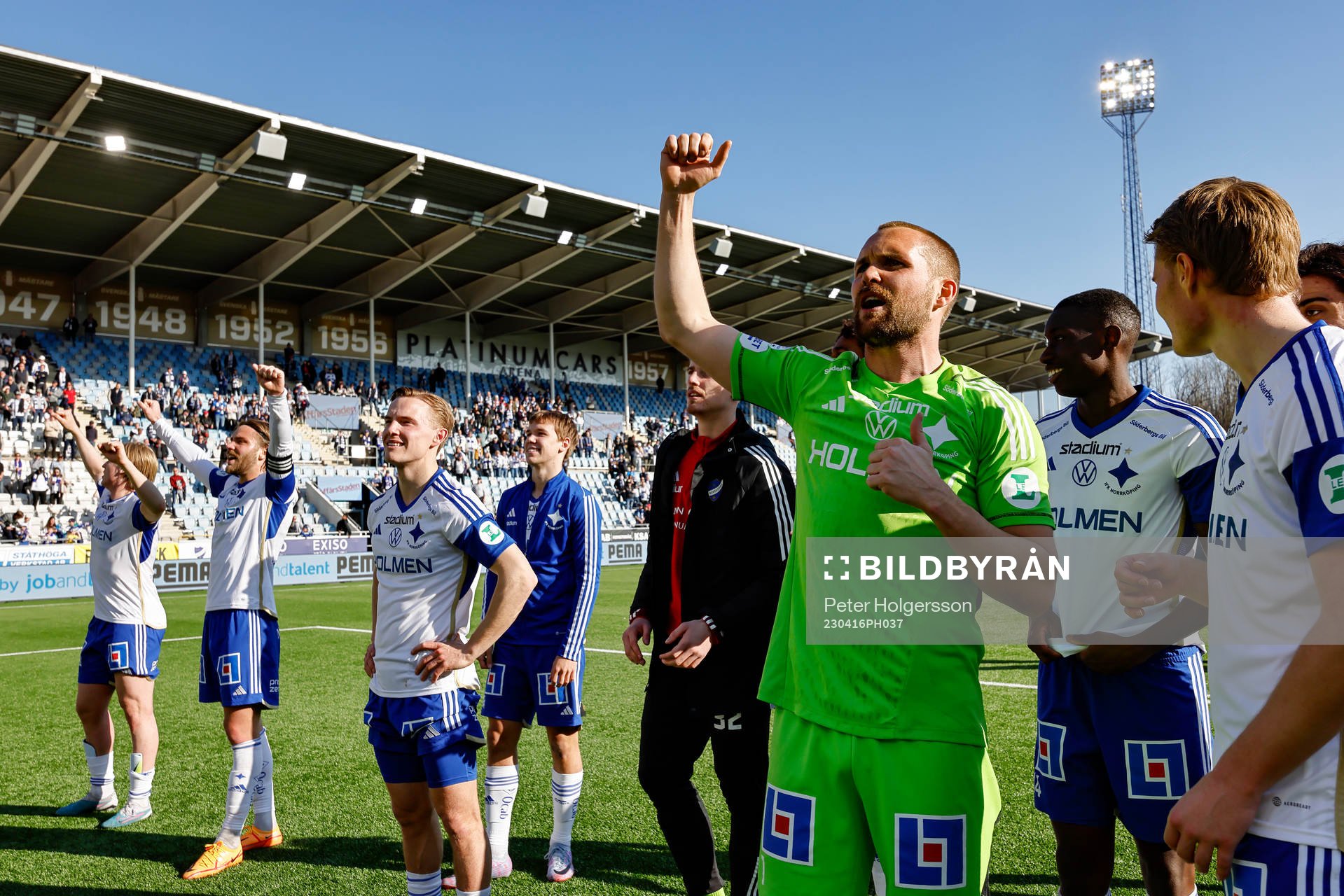 IFK Norrköpings målvakt Oscar Jansson jublar