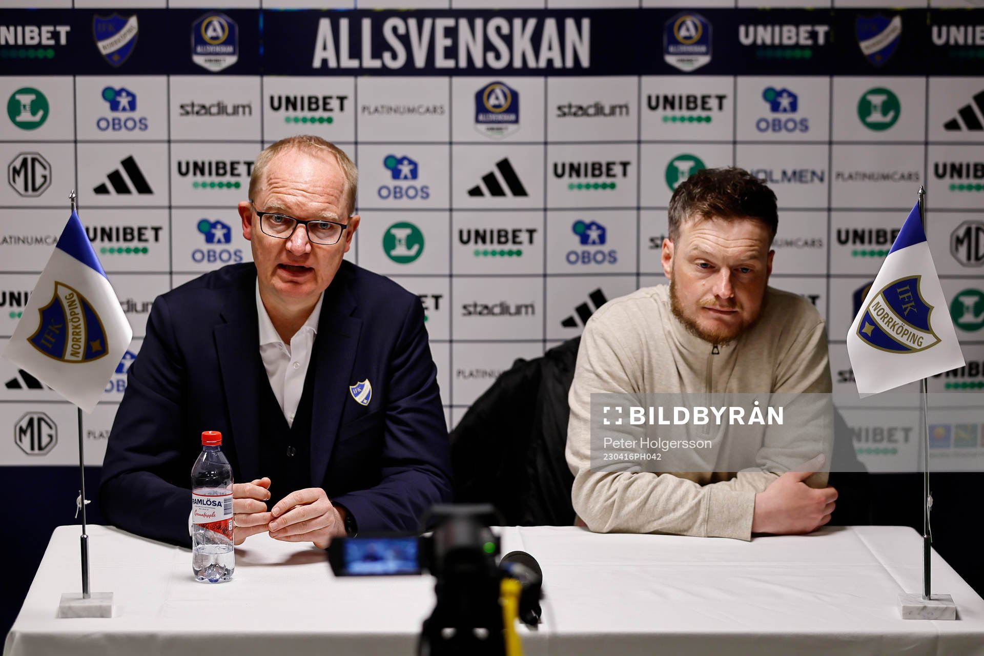 IFK Norrköpings tränare Glen Riddersholm och Värnamos tränare Kim Hellberg under fotbollsmatchen i Allsvenskan mellan IFK Norrköping och Värnamo den 16 april 2023 i Norrköping.