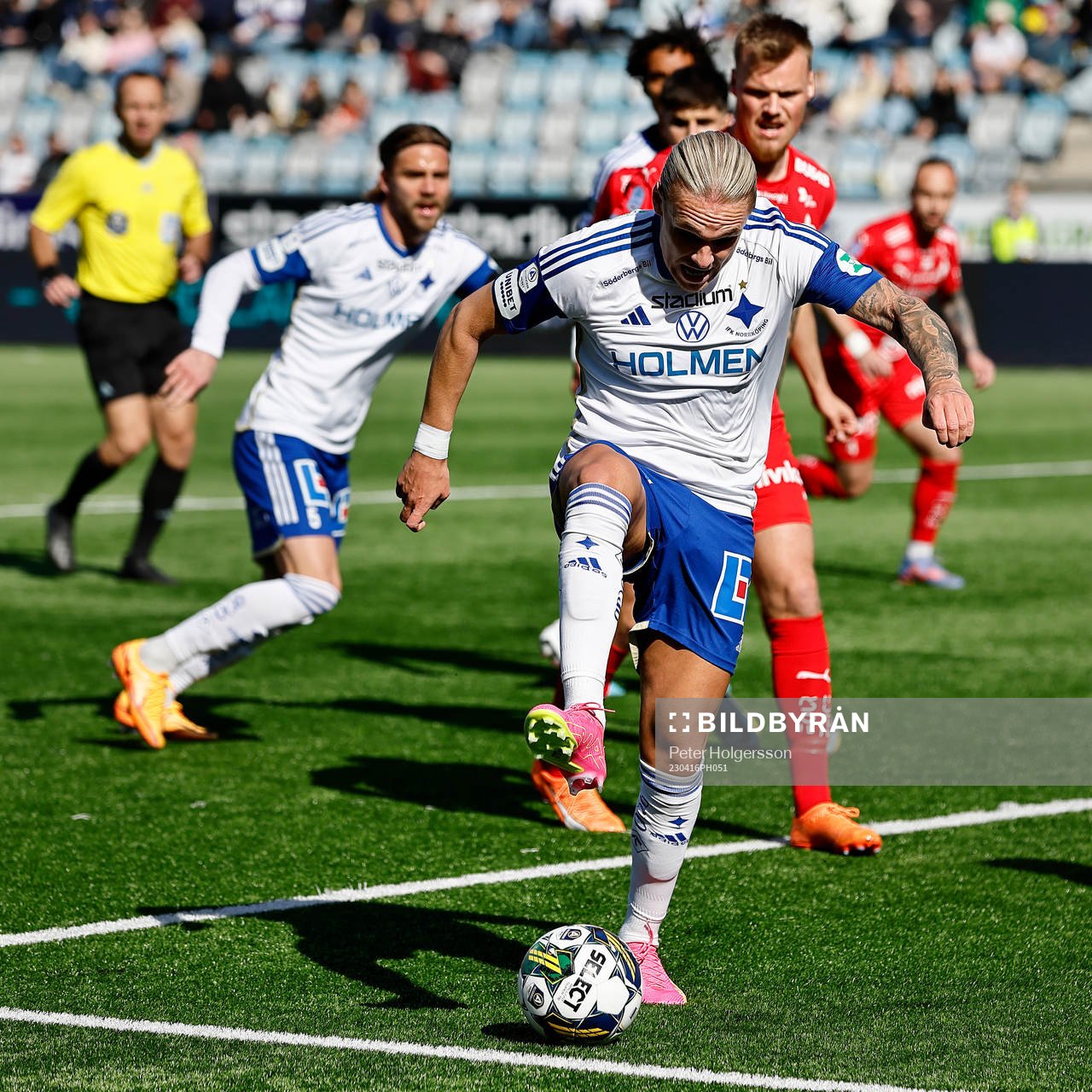 IFK Norrköpings Arnor Sigurdsson kickar