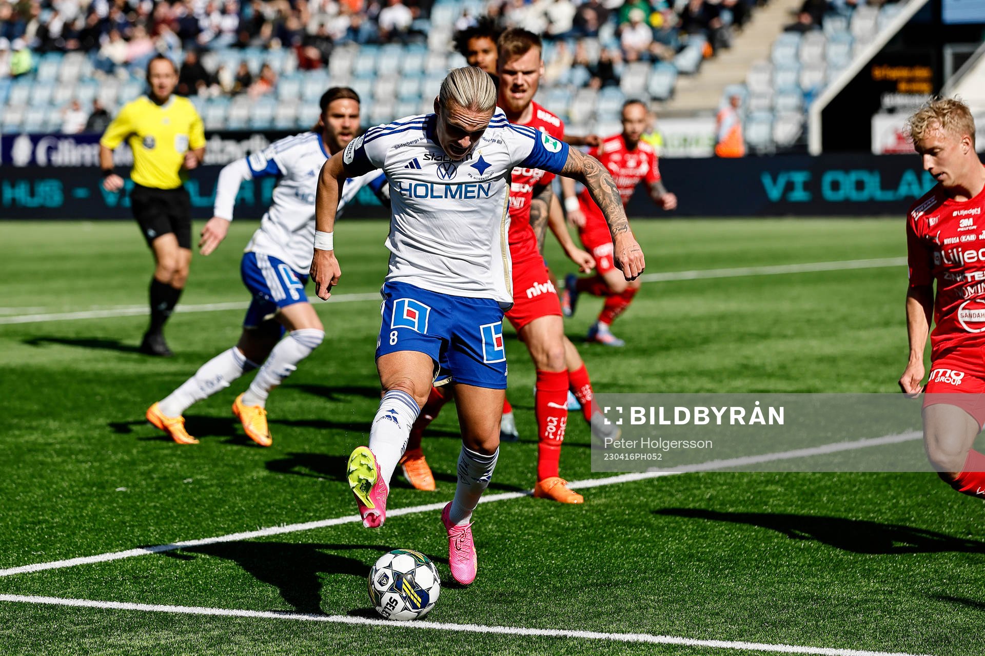 IFK Norrköpings Arnor Sigurdsson kickar
