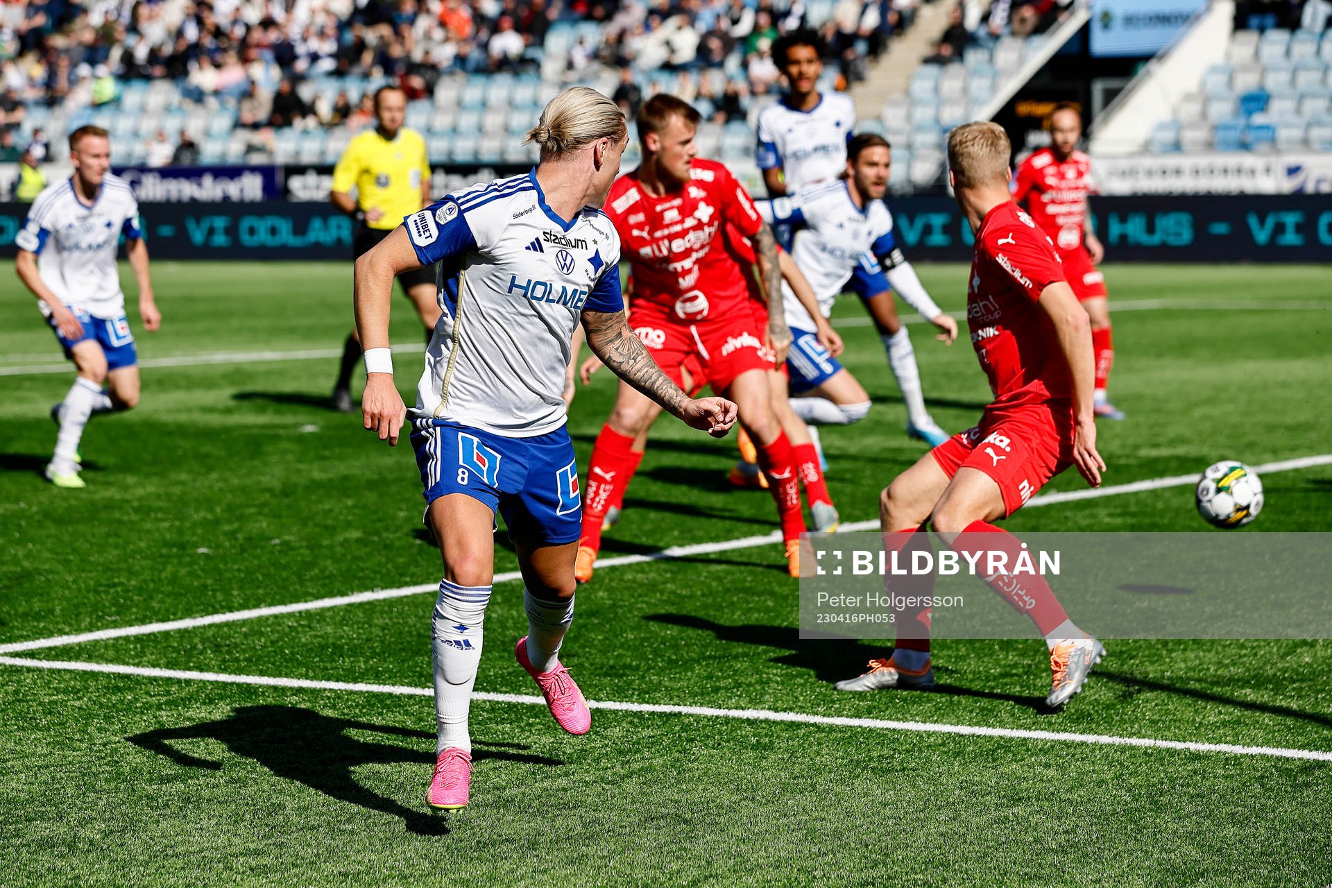 IFK Norrköpings Arnor Sigurdsson kickar