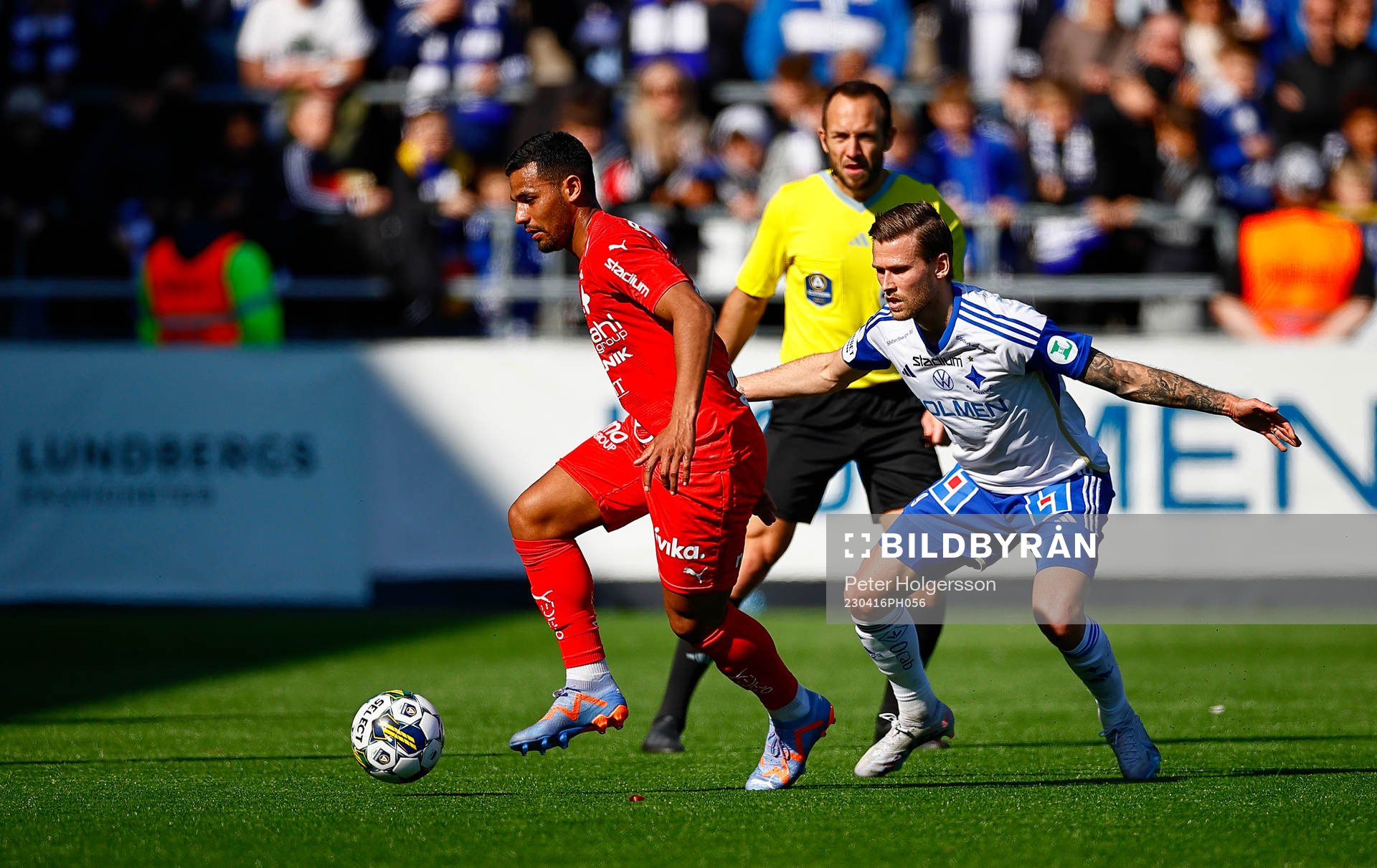 Värnamos Wenderson Oliveira do Nascimento och IFK Norrköpings Arnor Traustason under fotbollsmatchen i Allsvenskan mellan IFK Norrköping och Värnamo den 16 april 2023 i Norrköping.