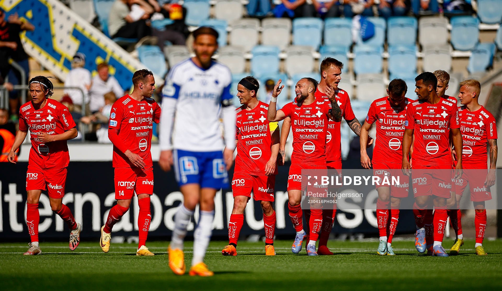 Värnamos spelare jublar och IFK Norrköpings Christoffer