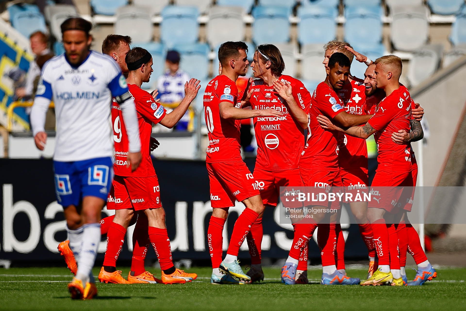 Värnamos spelare jublar och IFK Norrköpings Christoffer