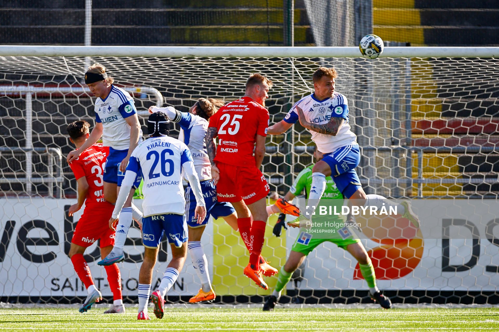 Spel framför IFK Norrköpings mål under fotbollsmatchen i Allsvenskan mellan IFK Norrköping och Värnamo den 16 april 2023 i Norrköping. 