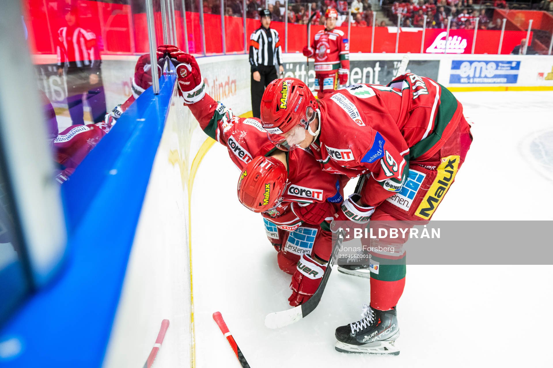 Modos Josef Ingman skadas och får hjälp av Erik Karlsson