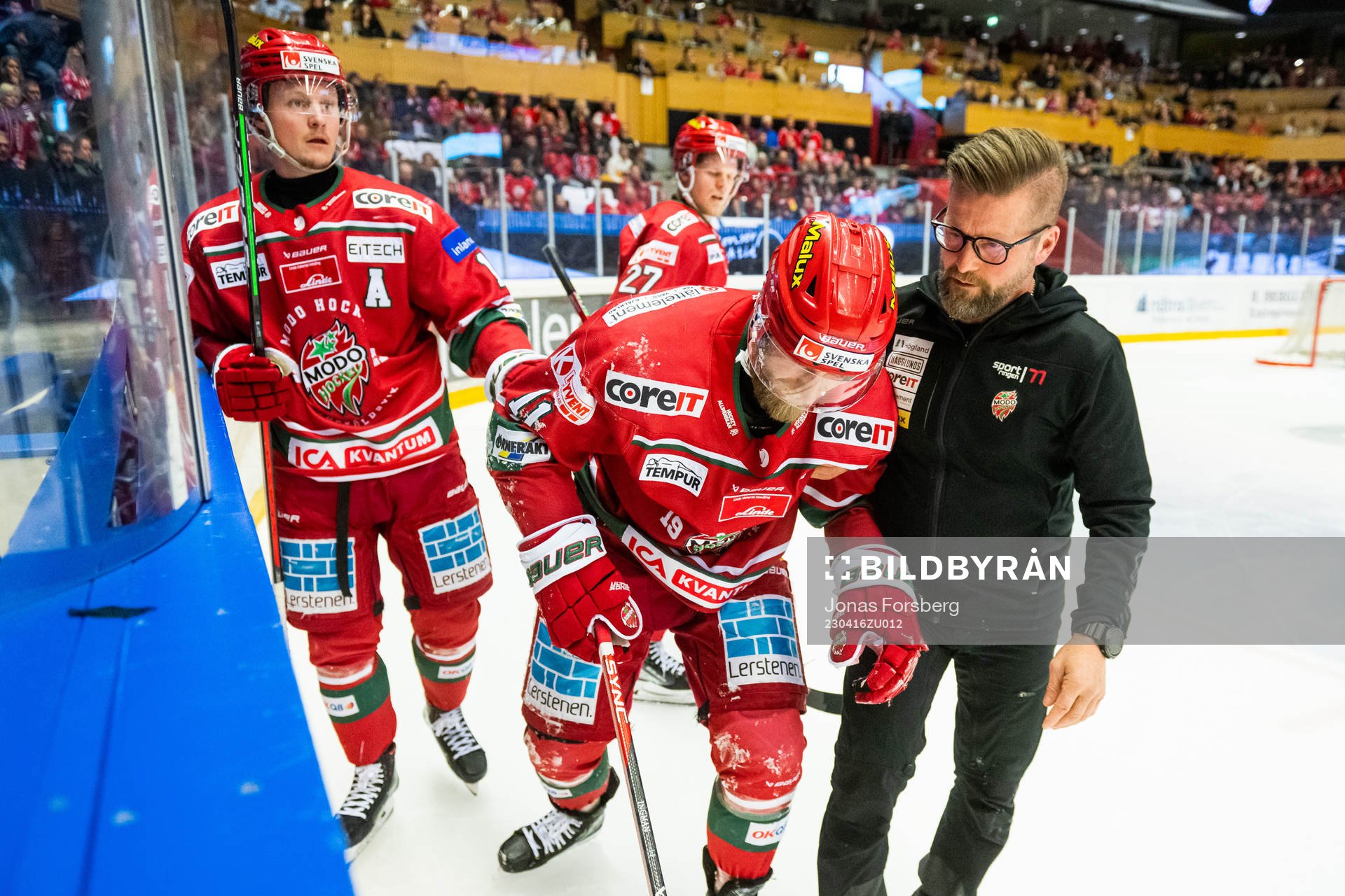 Modos Josef Ingman får hjälp av isen