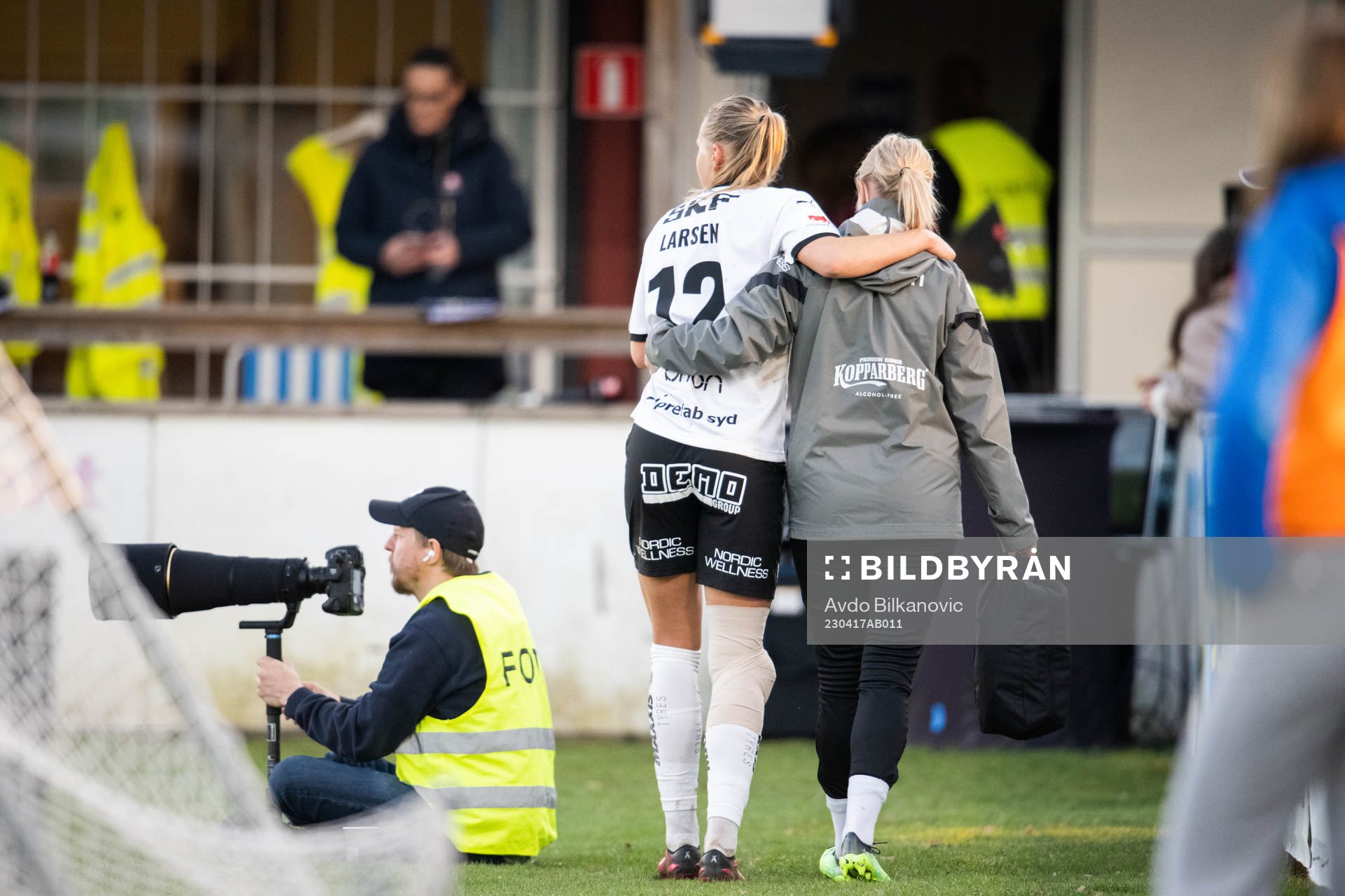 Häckens Stine Larsson får hjälpa att lämna fotbollsplan