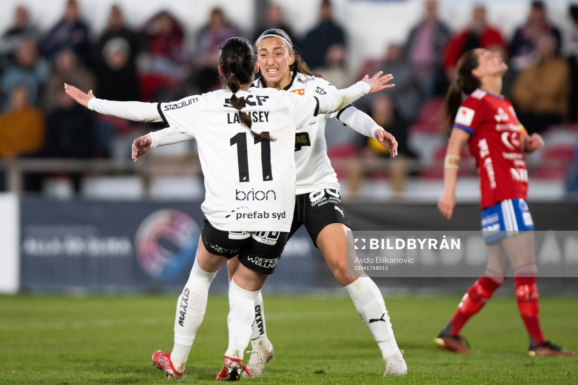 Häckens Clarissa Larisey jublar med Rusul Rosa Kafaji