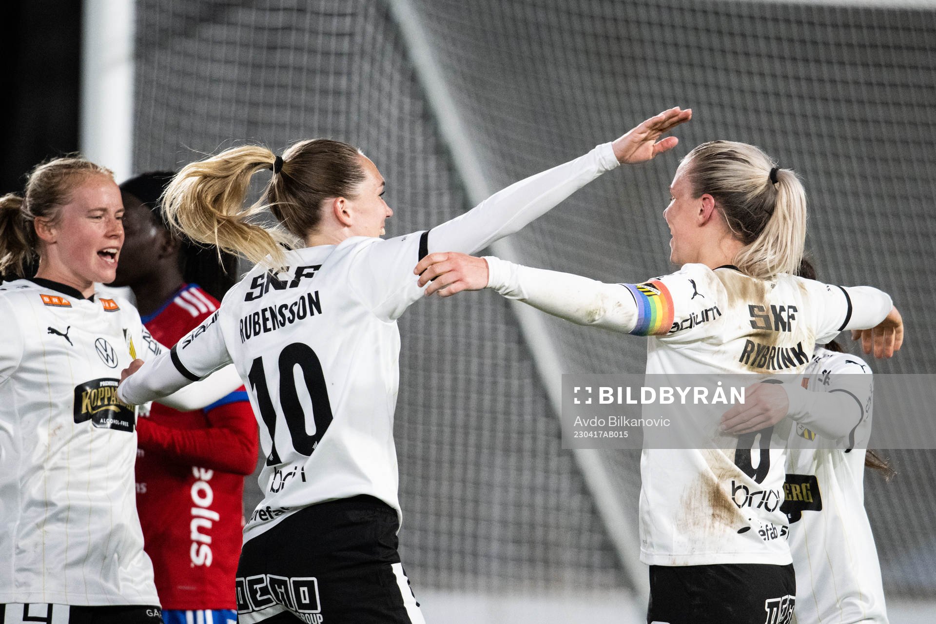 Häckens Josefine Rydbrink jublar med lagkamrater