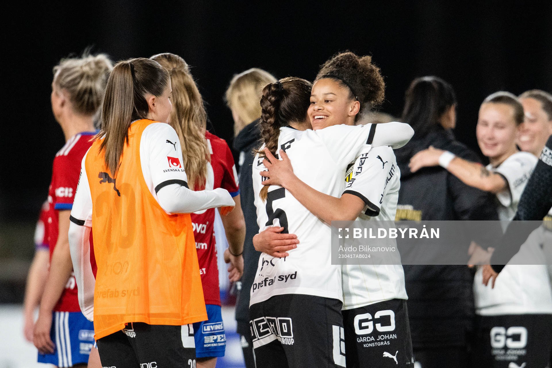 Häckens Felicia Schröder och Ruby Grant jublar