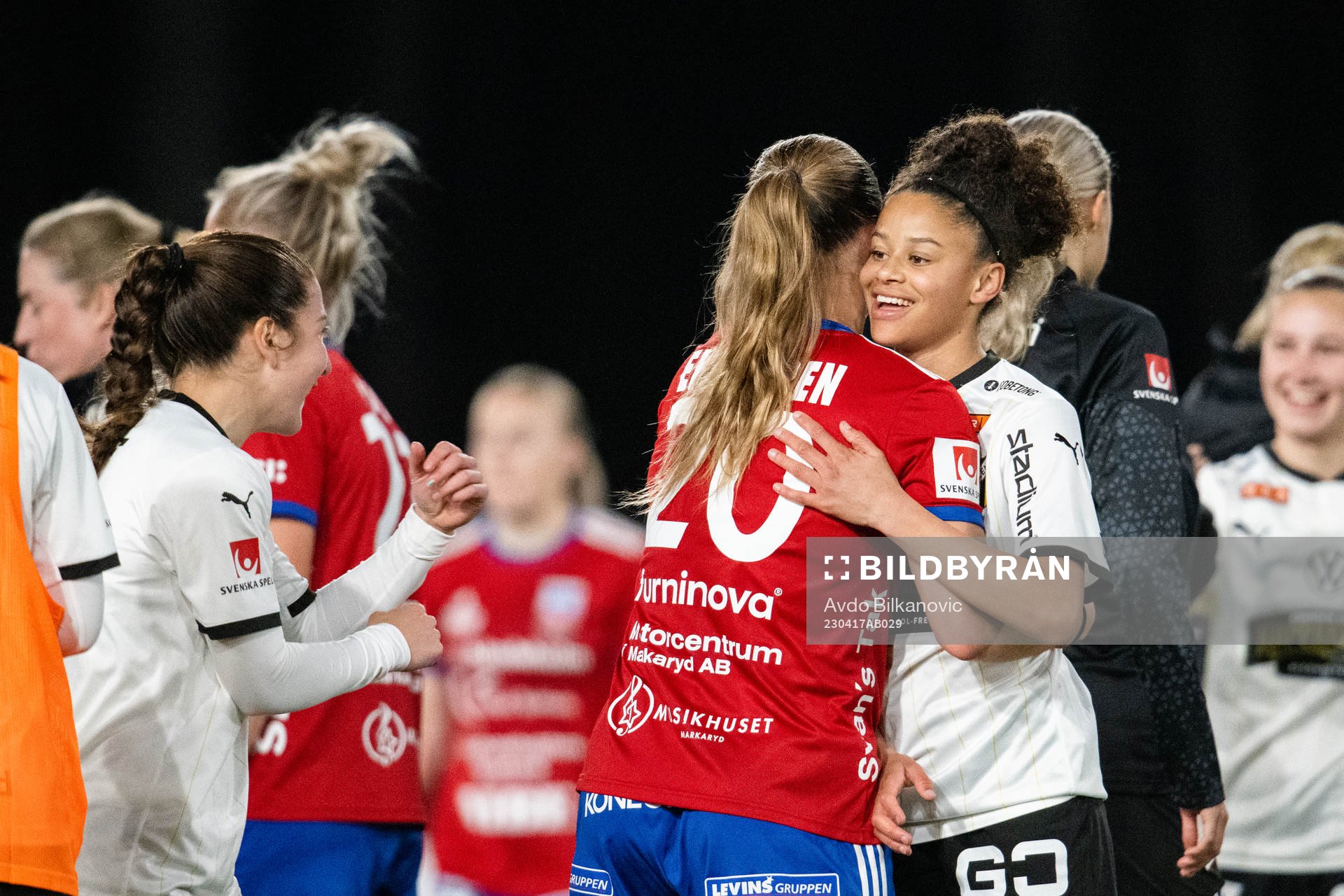 Häckens Felicia Schröder får en kram av Vittsjös Hanna Ekengren efter slutsignalen under fotbollsmatchen i Damallsvenskan mellan Vittsjö och Häcken den 17 april 2023 i Vittsjö.