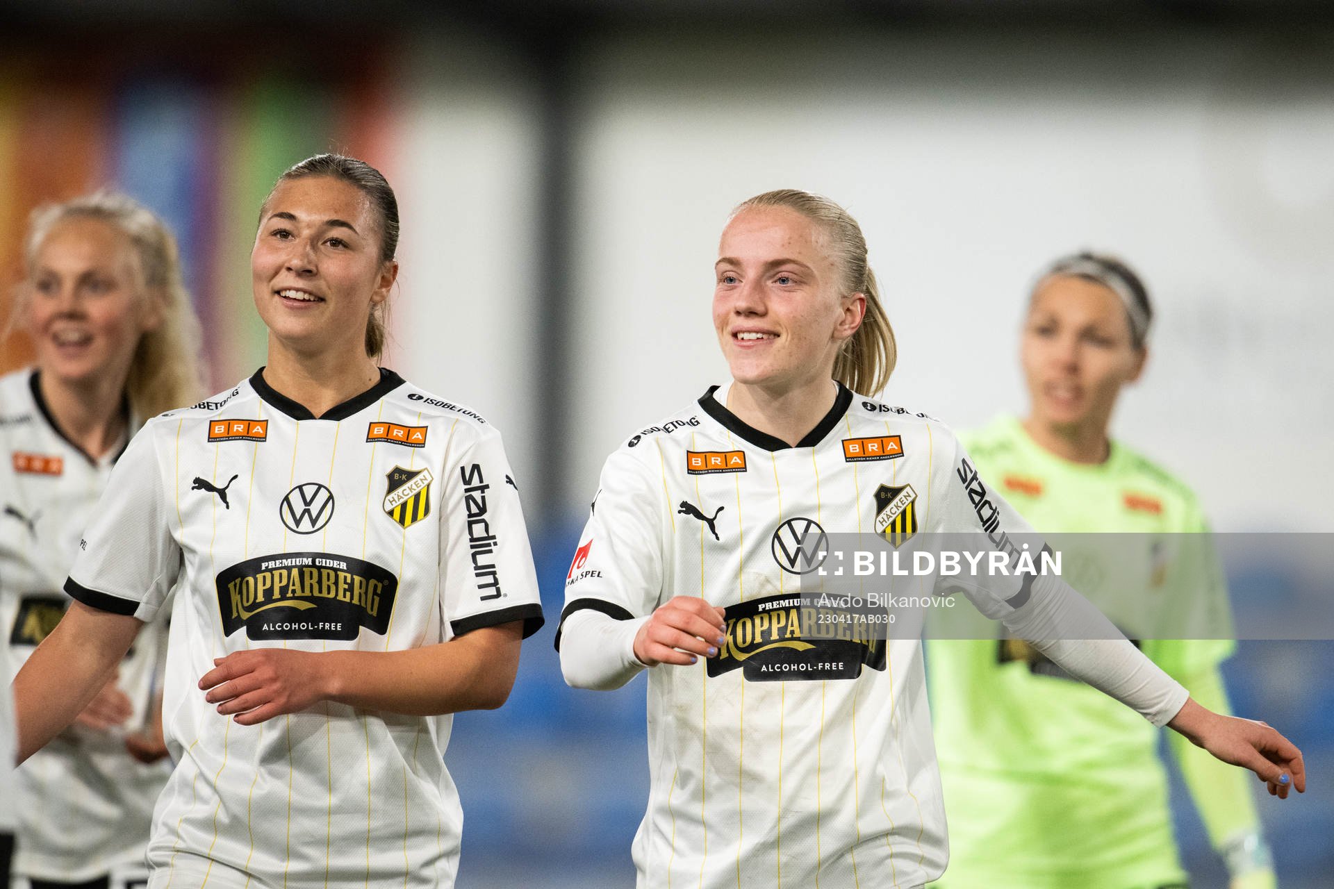 Häckens Alexandra Hellekant och hä16+jublar