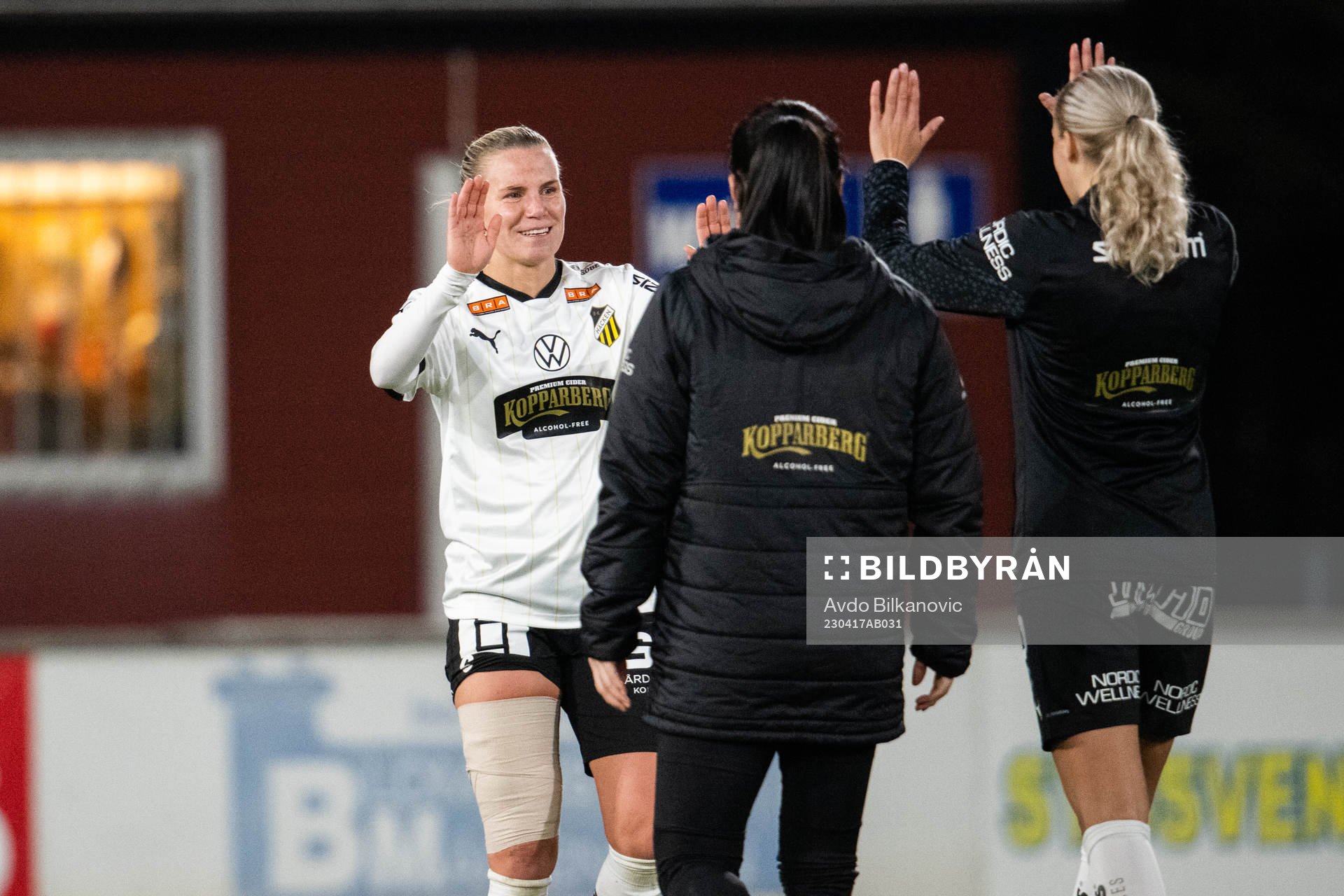 Häckens Josefine Rydbrink jublar efter slutsignalen under fotbollsmatchen i Damallsvenskan mellan Vittsjö och Häcken den 17 april 2023 i Vittsjö.