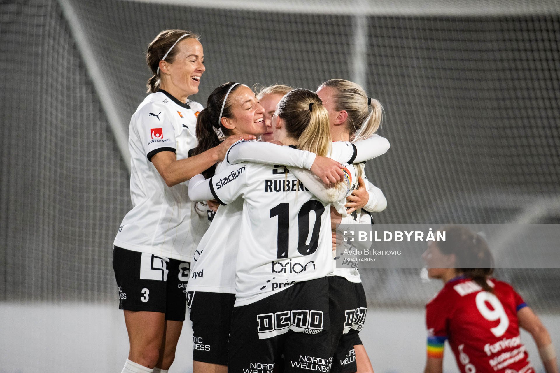Häckens Josefine Rydbrink jublar och Vittsjös Elisabet
