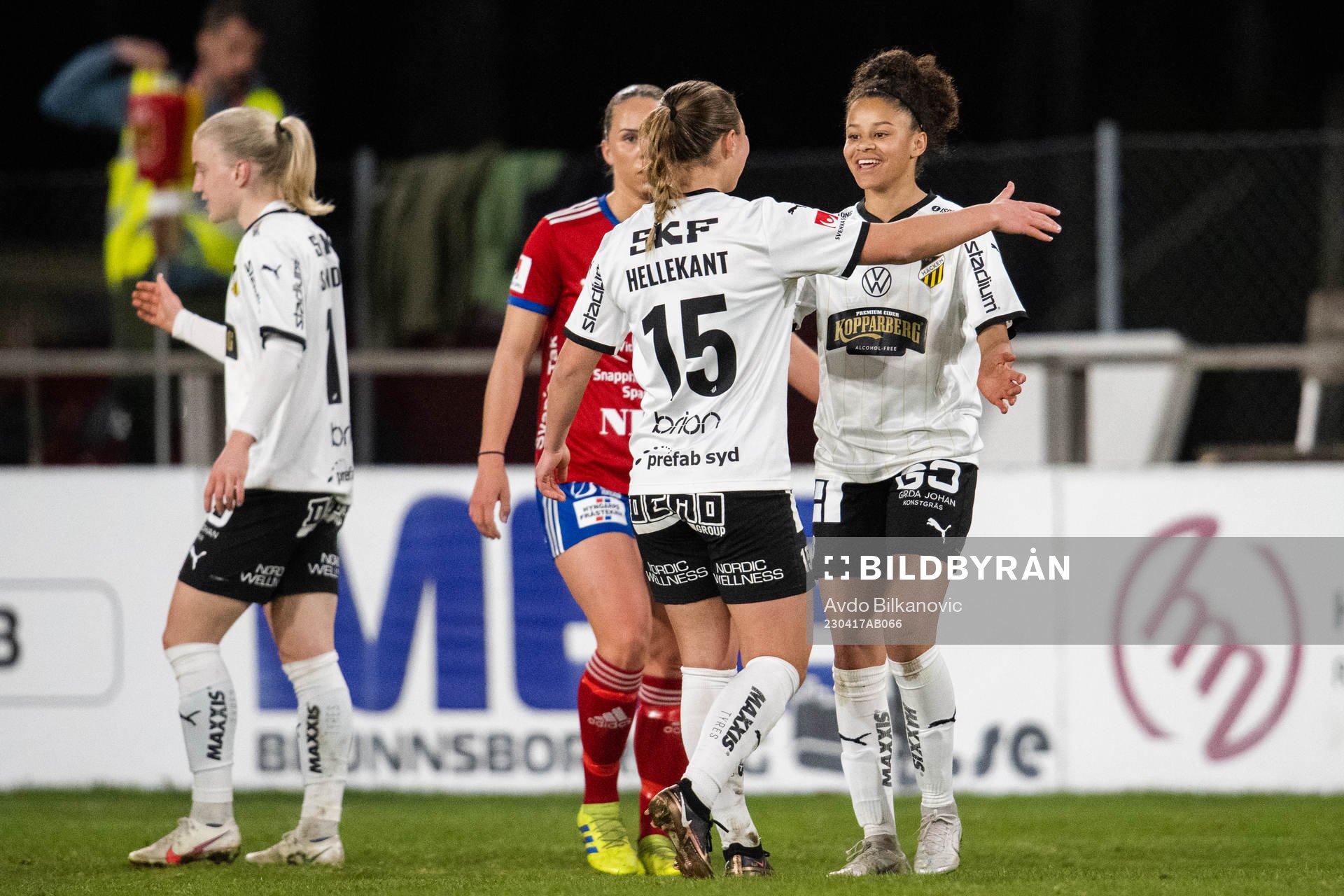 Häckens Felicia Schröder och Alexandra Hellekant jublar
