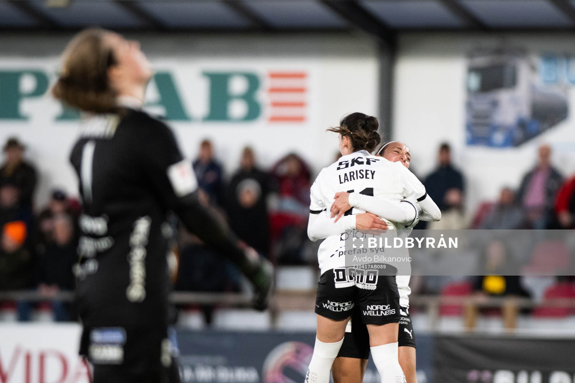 Häckens Clarissa Larisey och Rusul Rosa Kafaji jublar