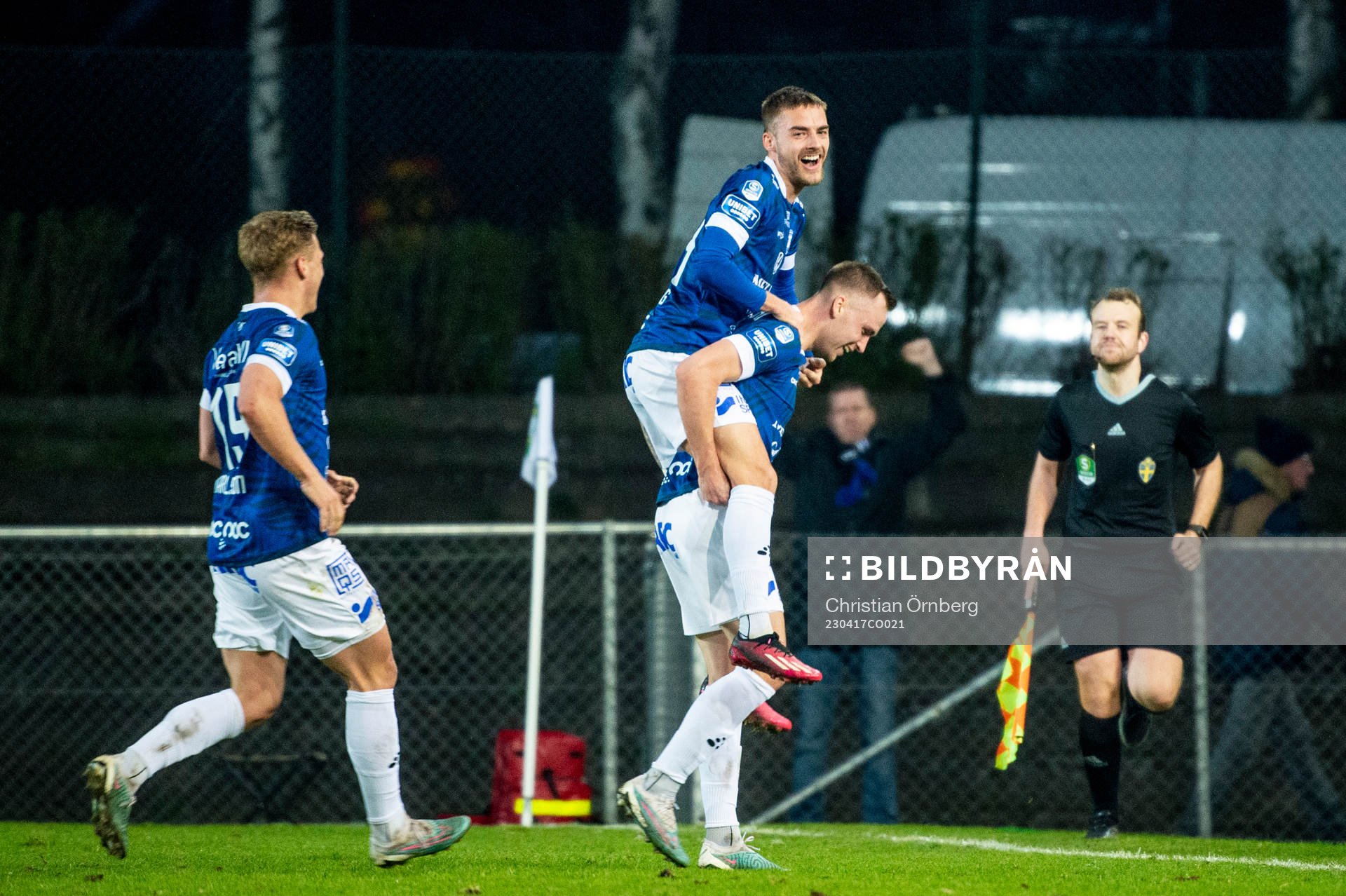 Trelleborgs Filip Bohman jublar med lagkamraterna