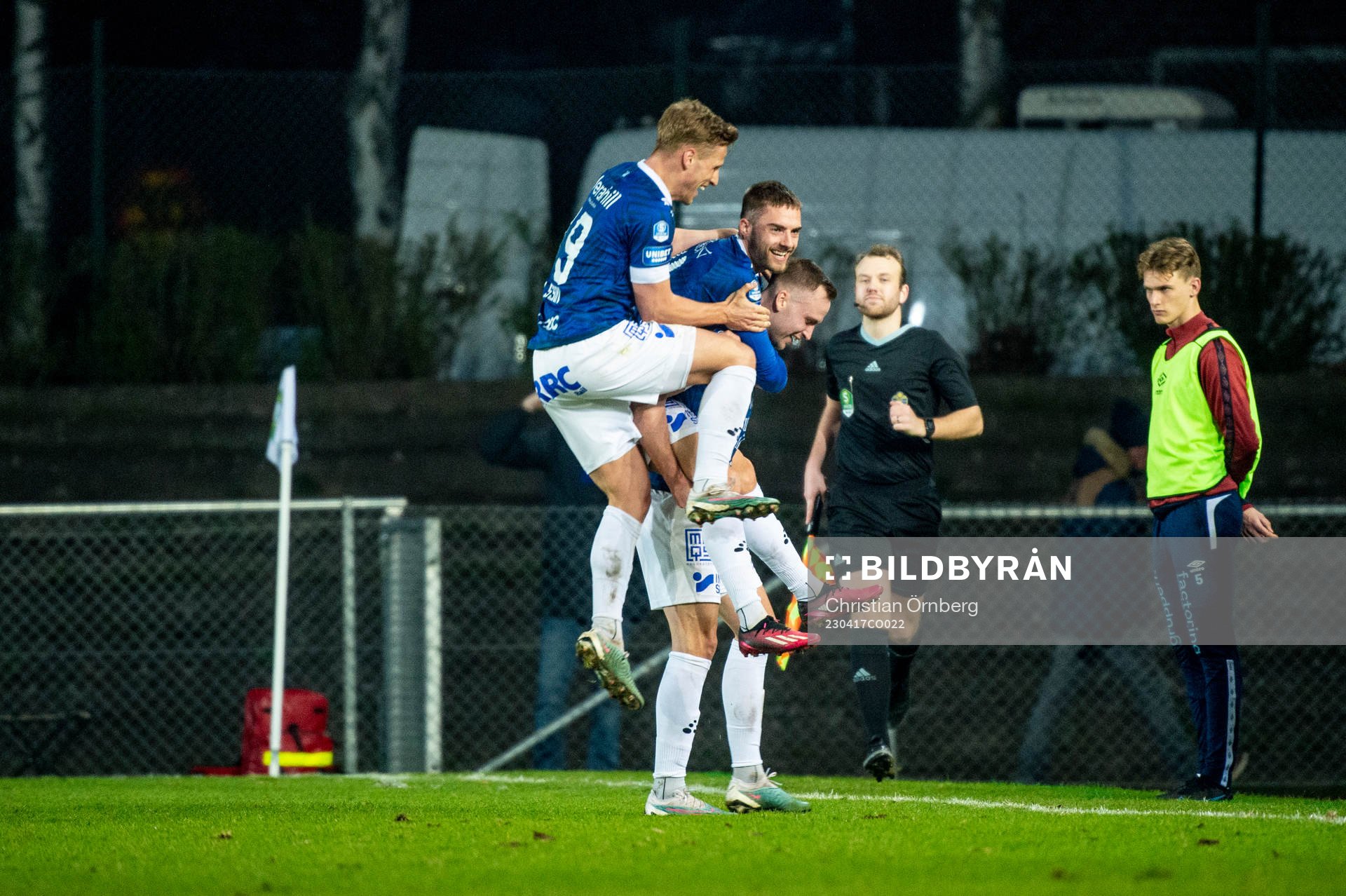 Trelleborgs Filip Bohman jublar med lagkamraterna
