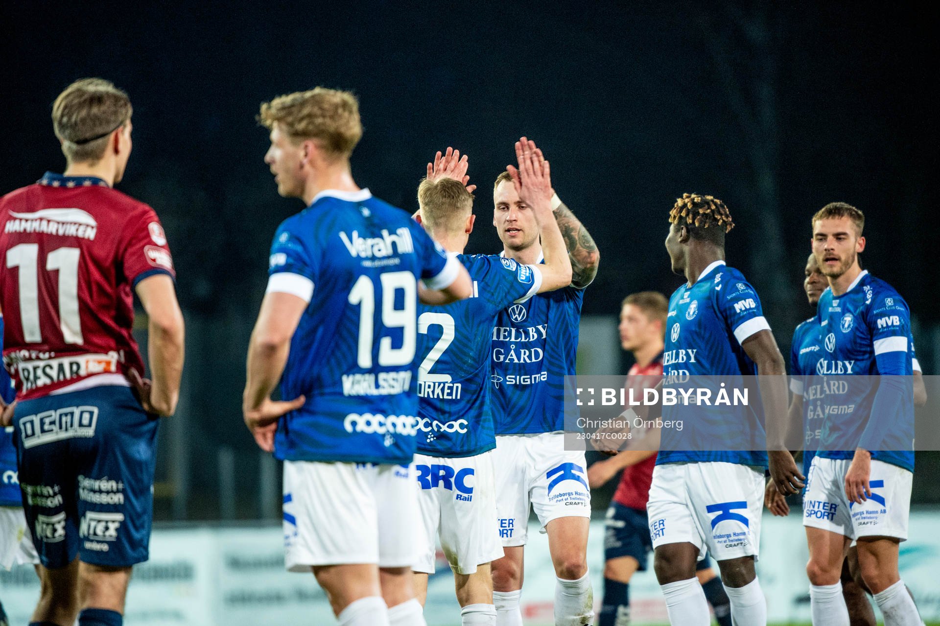 Trelleborgs Filip Bohman jublar med lagkamraterna efter fotbollsmatchen i Superettan mellan Trelleborg och Örgryte den 17 april 2023 i Trelleborg.