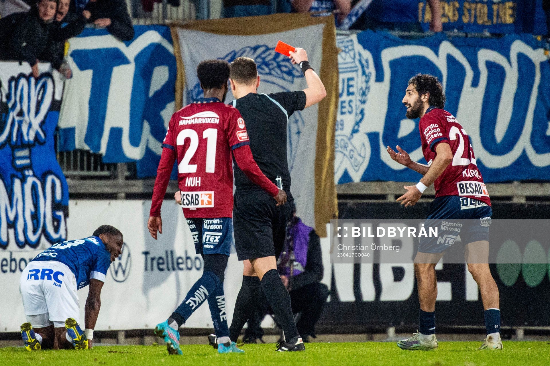 Domare Martin Strömbergsson ger Örgrytes Hady Saleh Karim