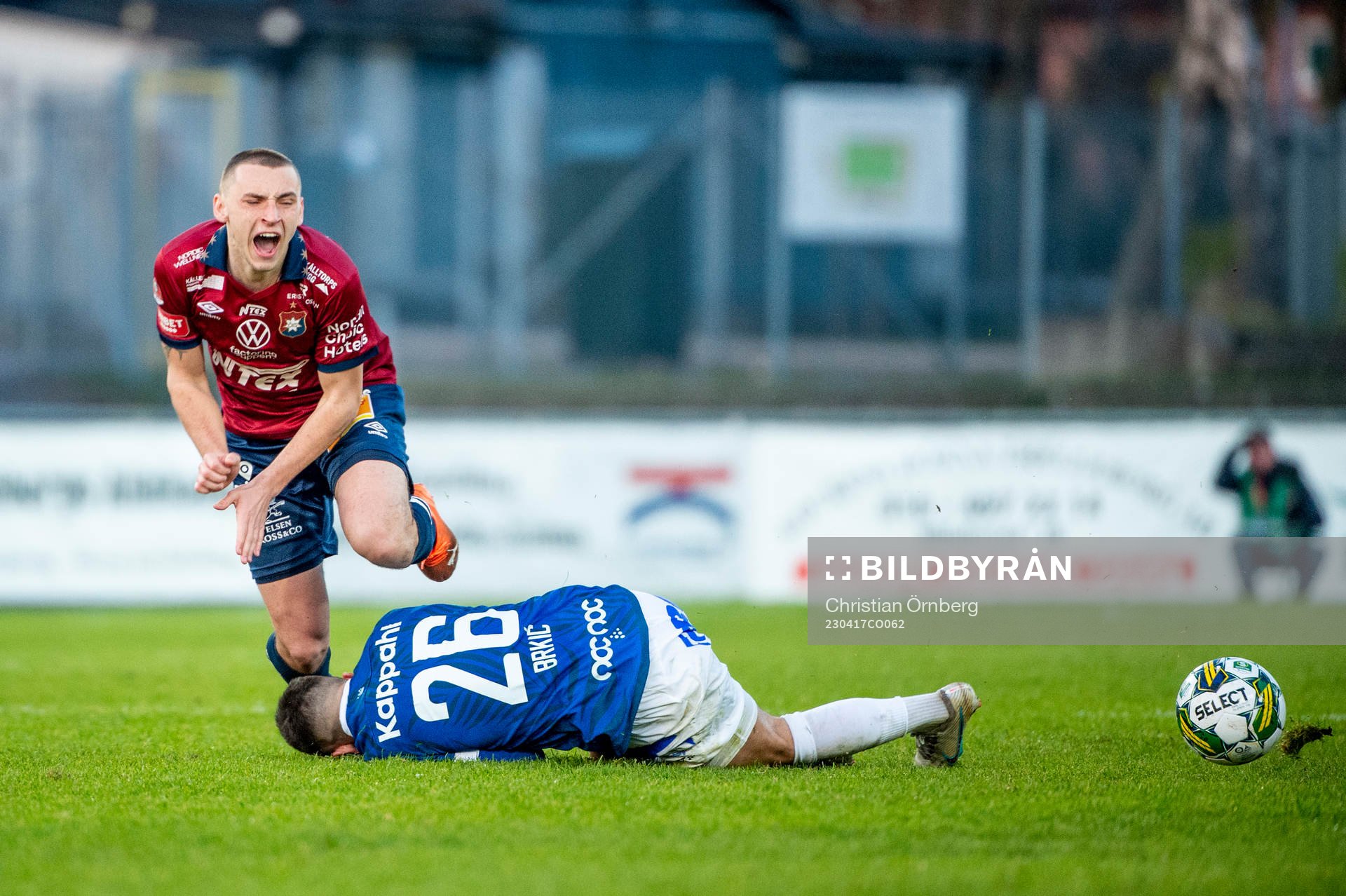Örgrytes William Svensson mot Trelleborgs Haris Brkic