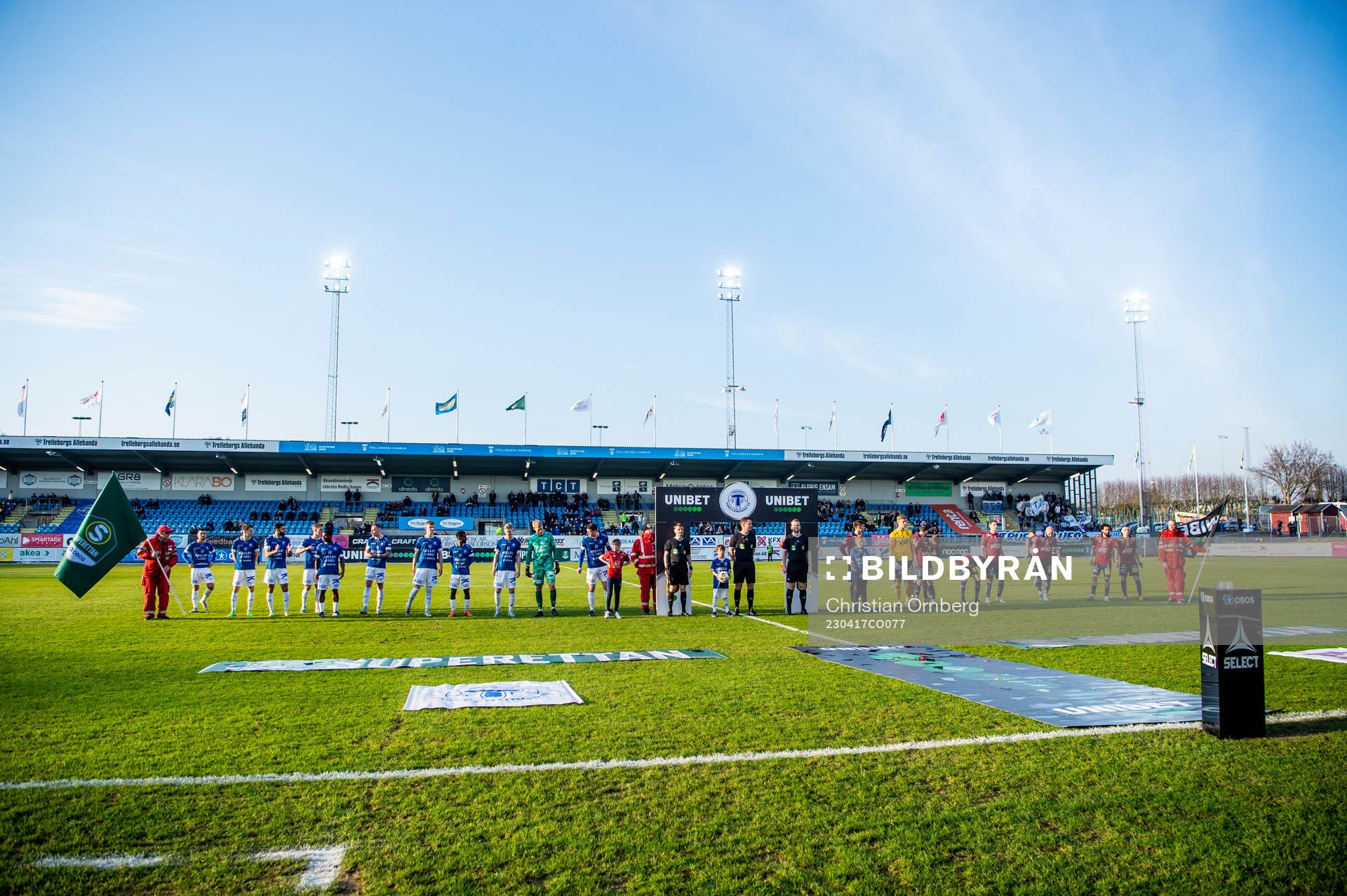 Spelarna kommer in på Vångavallen innan fotbollsmatchen i